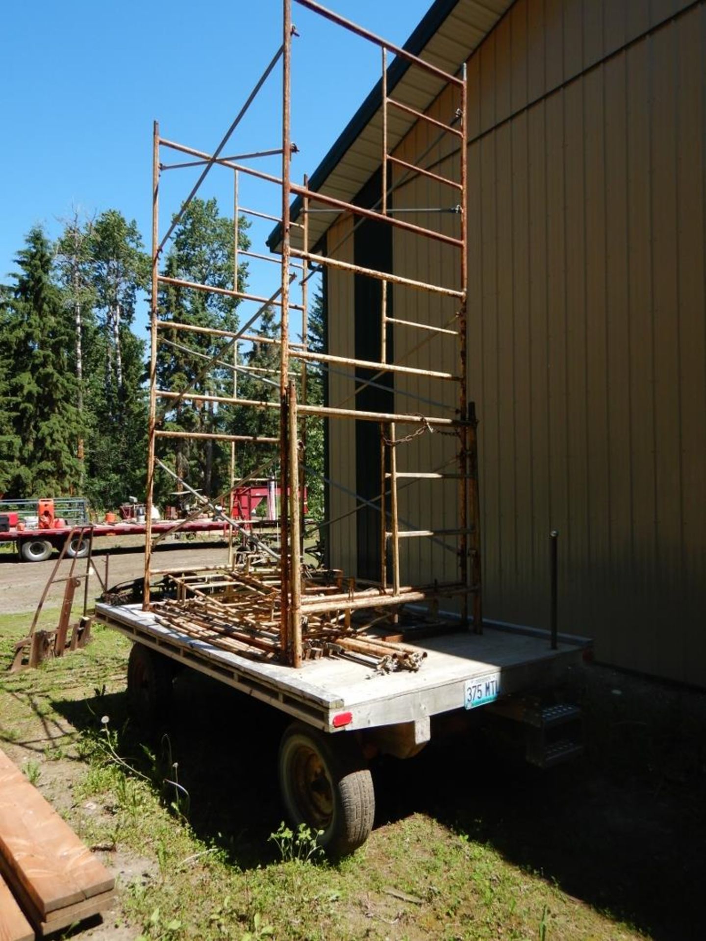 L/O SCAFFOLDING MOUNTED ON 8 FT X 13 FT 4-WHEELED FARM WAGON - Image 5 of 5