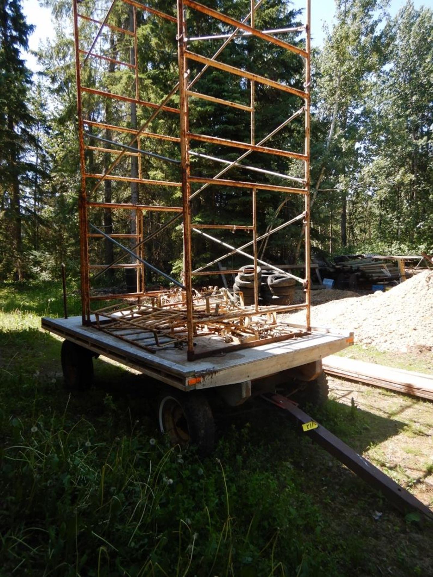 L/O SCAFFOLDING MOUNTED ON 8 FT X 13 FT 4-WHEELED FARM WAGON - Image 3 of 5