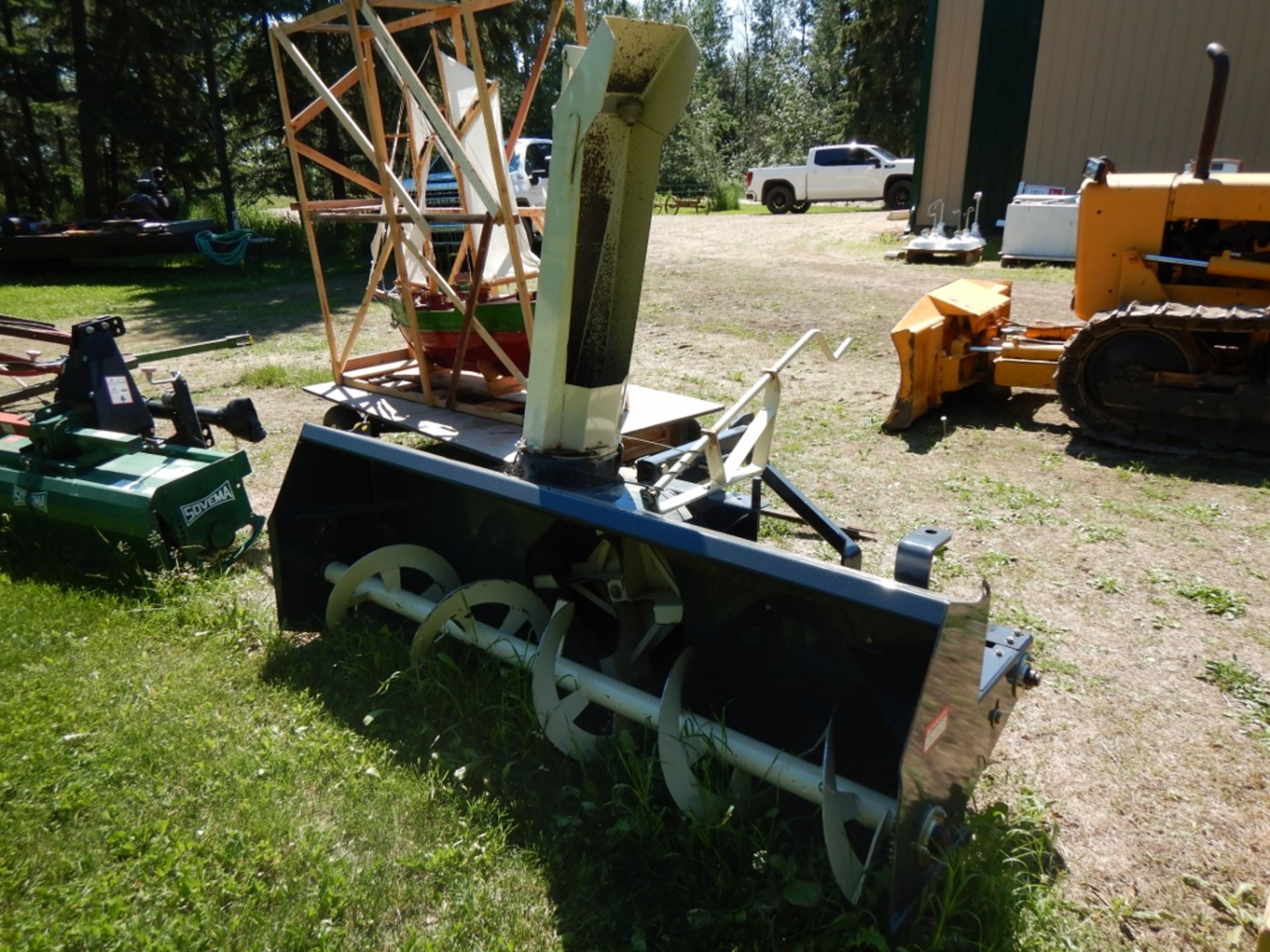 FARM KING / ALLIED 8420 HD 3PT SNOWBLOWER - 84 INCH , 2 STAGE, 540 PTO S/N 840017011 - Image 2 of 7