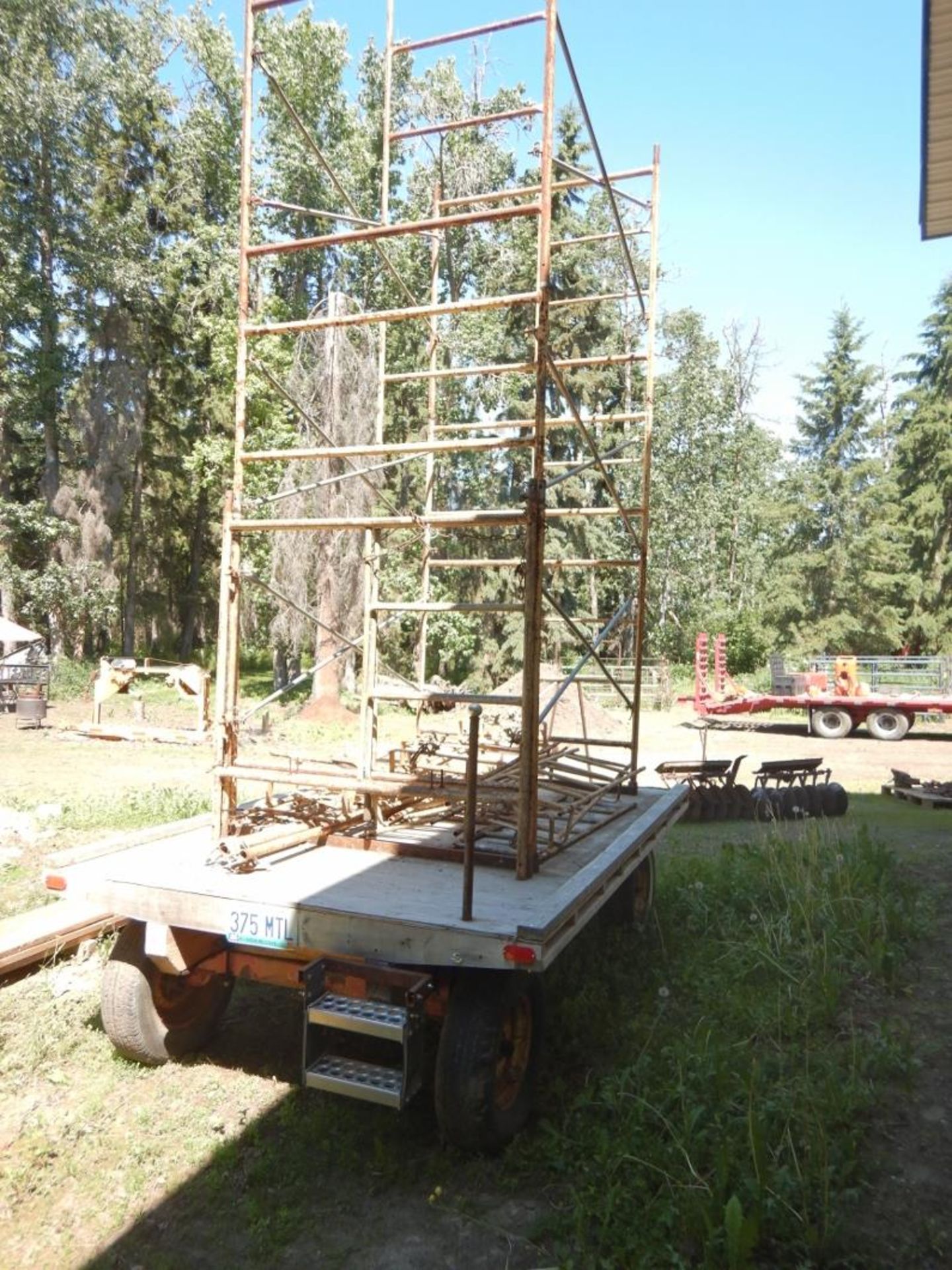 L/O SCAFFOLDING MOUNTED ON 8 FT X 13 FT 4-WHEELED FARM WAGON - Image 4 of 5