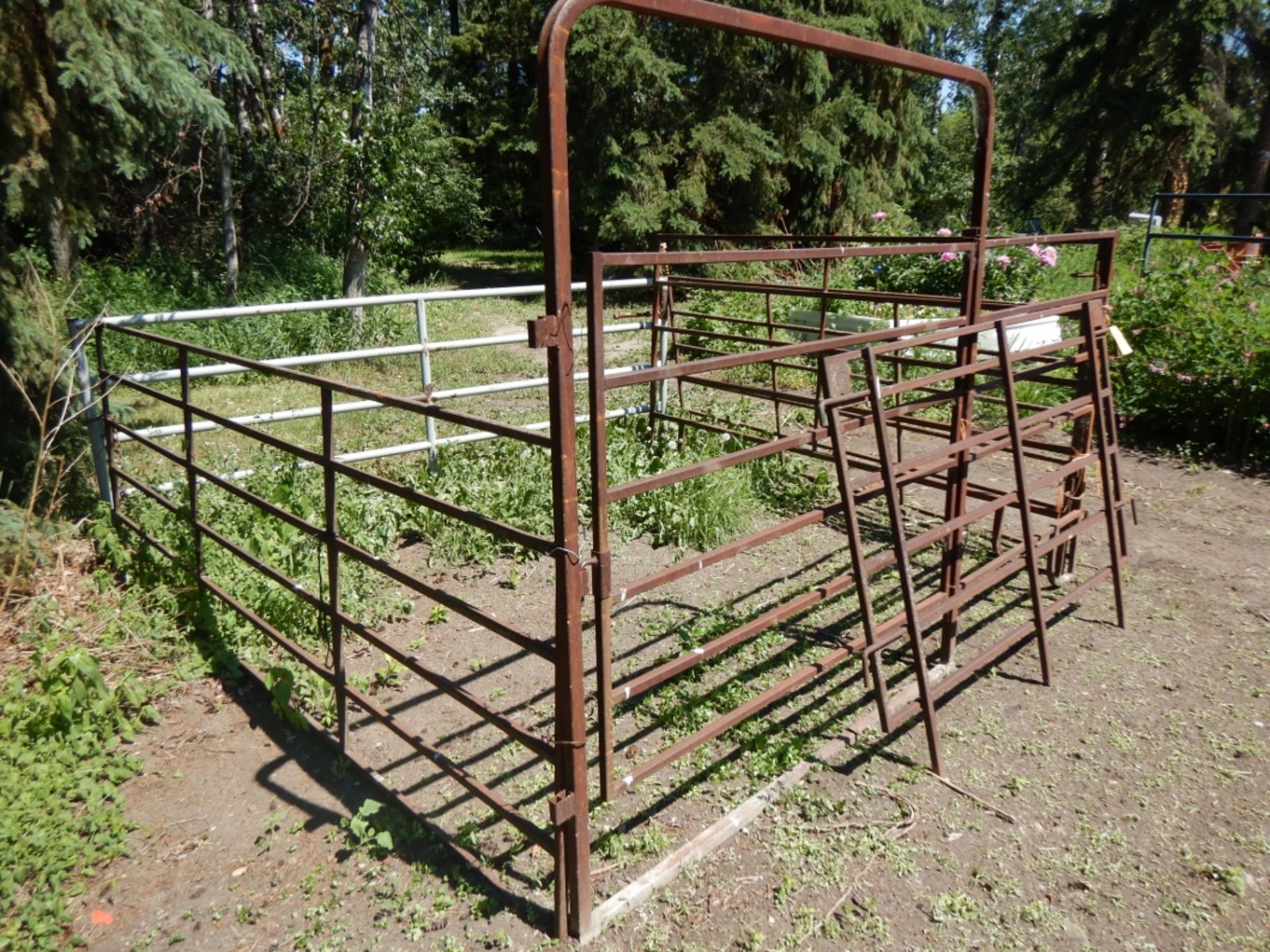 L/O ASSORTED STOCK PANELS INCLUDING FRAME GATE - (GRAY LIVESTOCK GATE NOT INCLUDED) - Image 2 of 2