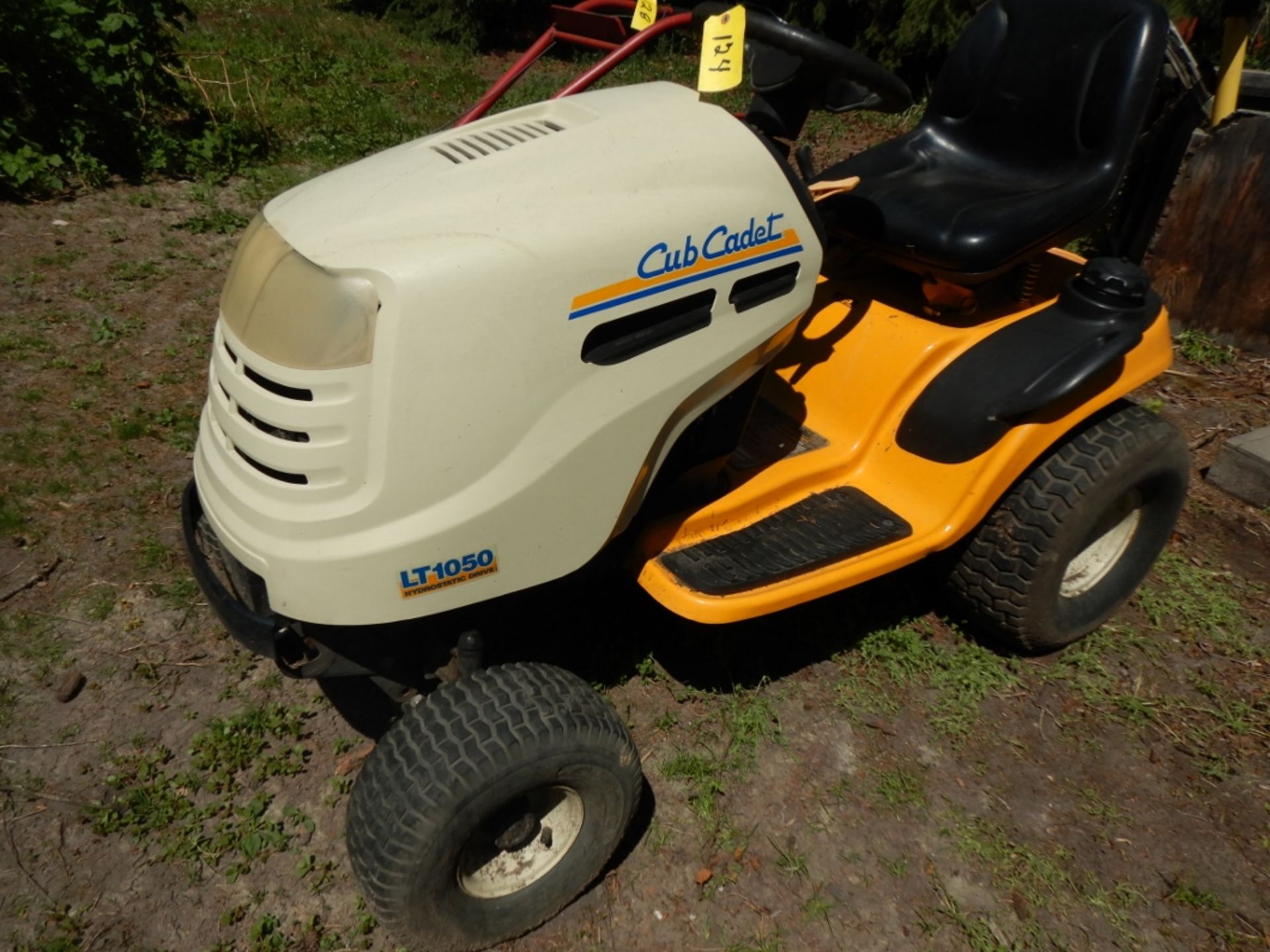 CUB CADET LT1050 HYDROSTATIC LAWN TRACTOR W/23 HP KOLHER ENGINE S/N 1B236H202278 (NO MOWER DECK)