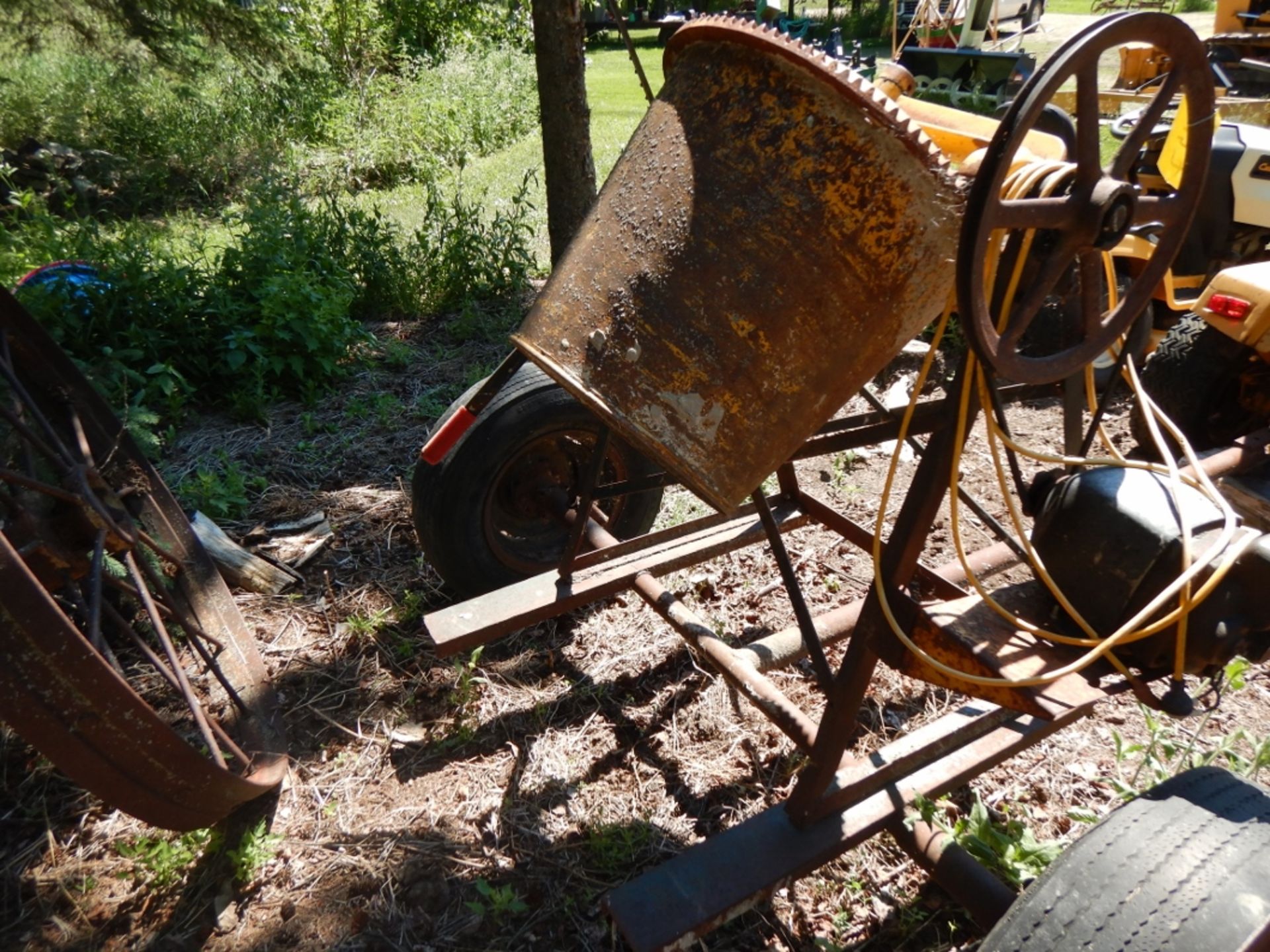 CONCRETE MIXER W/ELECTRIC MOTOR ON SHOPBILT TRAILER - Image 3 of 5