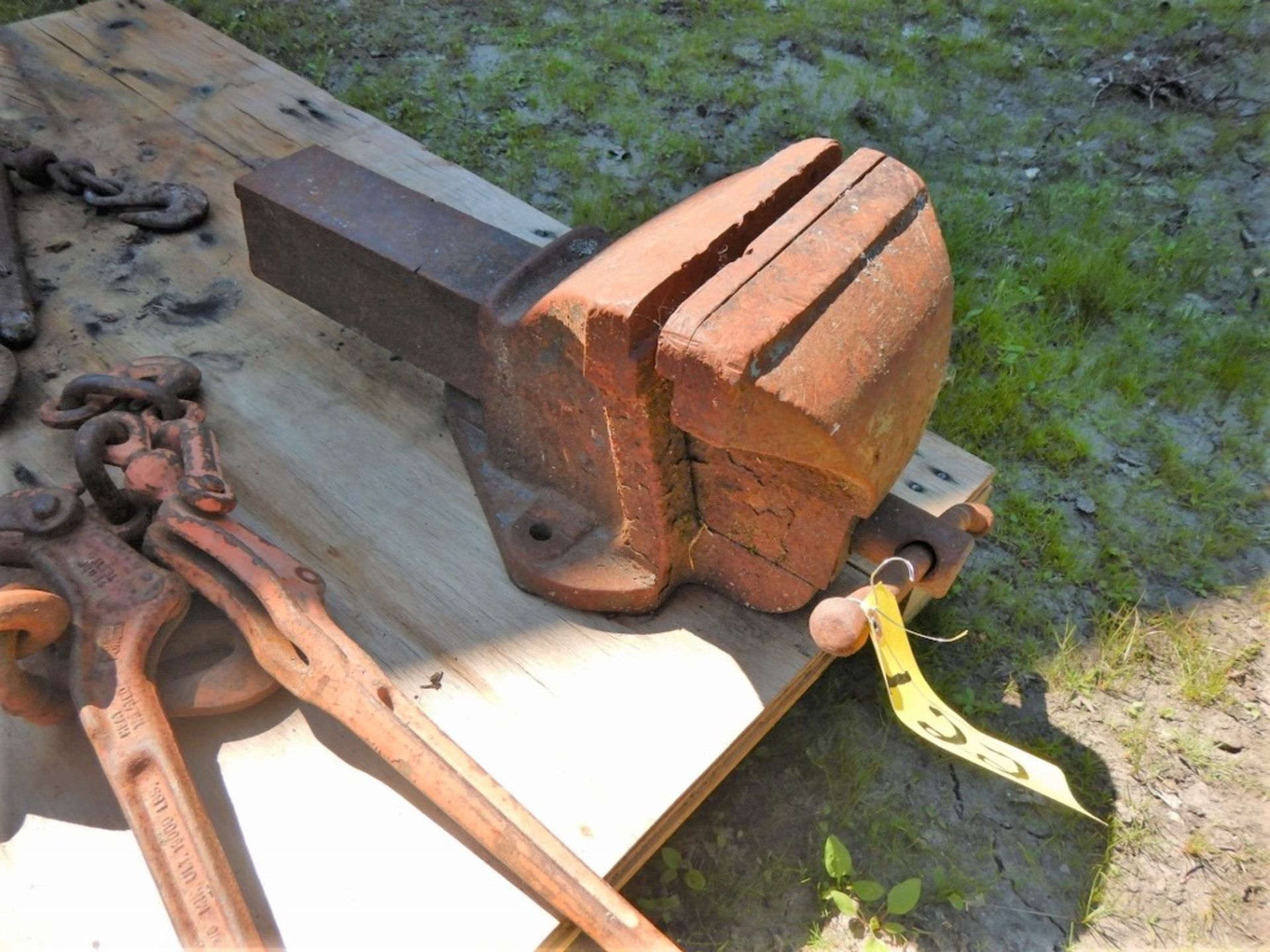 8 INCH BENCH VISE