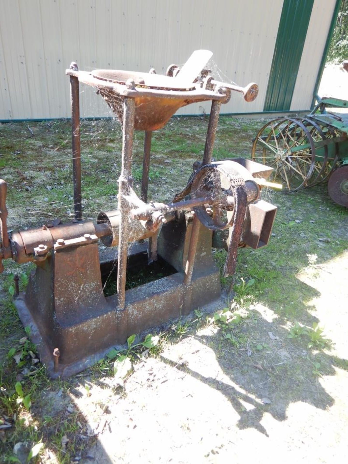 VINTAGE 1907 CIRCA J.FLEURY & SONS GRAIN GRINDER (INCOMPLETE)