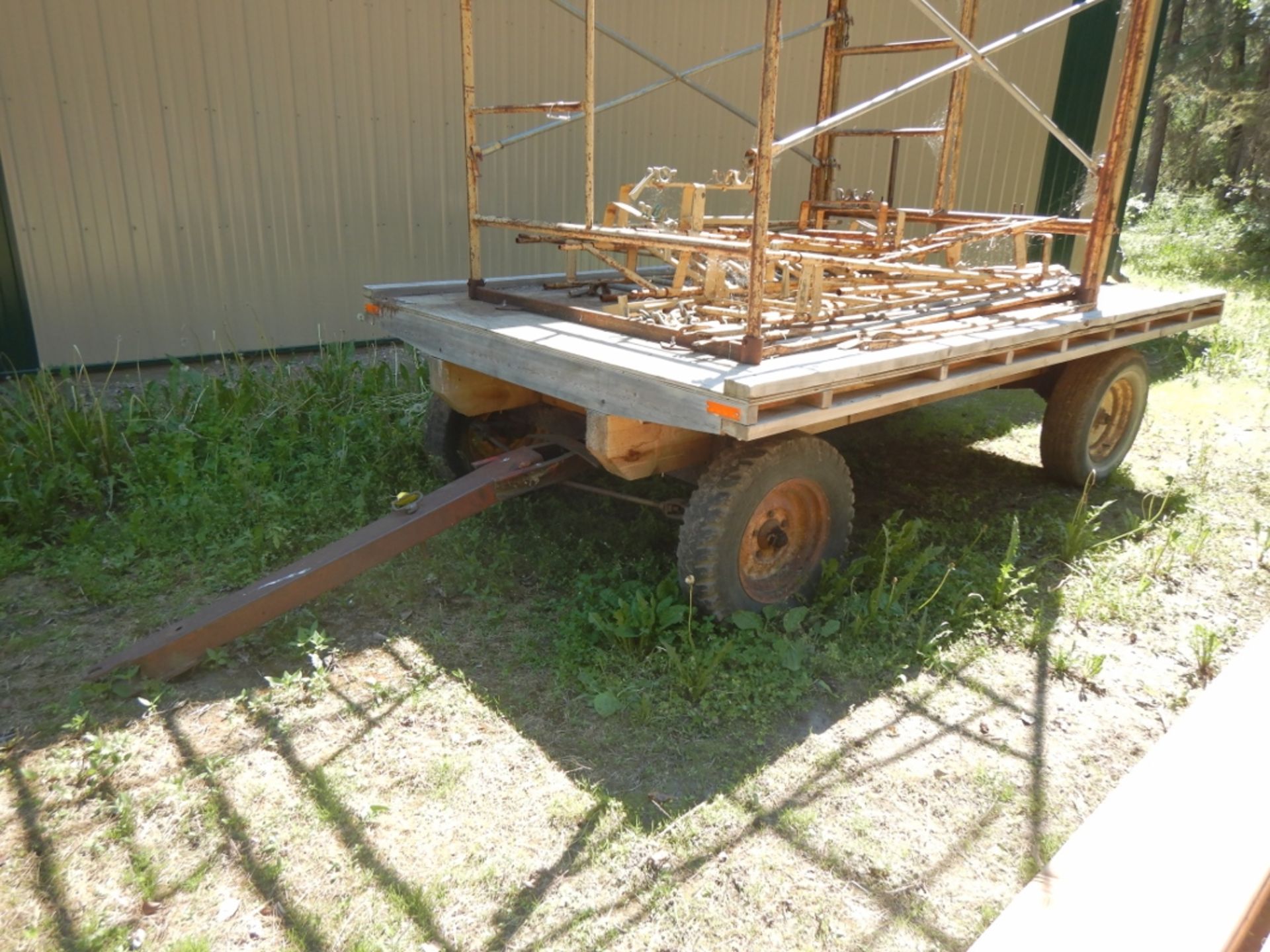 L/O SCAFFOLDING MOUNTED ON 8 FT X 13 FT 4-WHEELED FARM WAGON