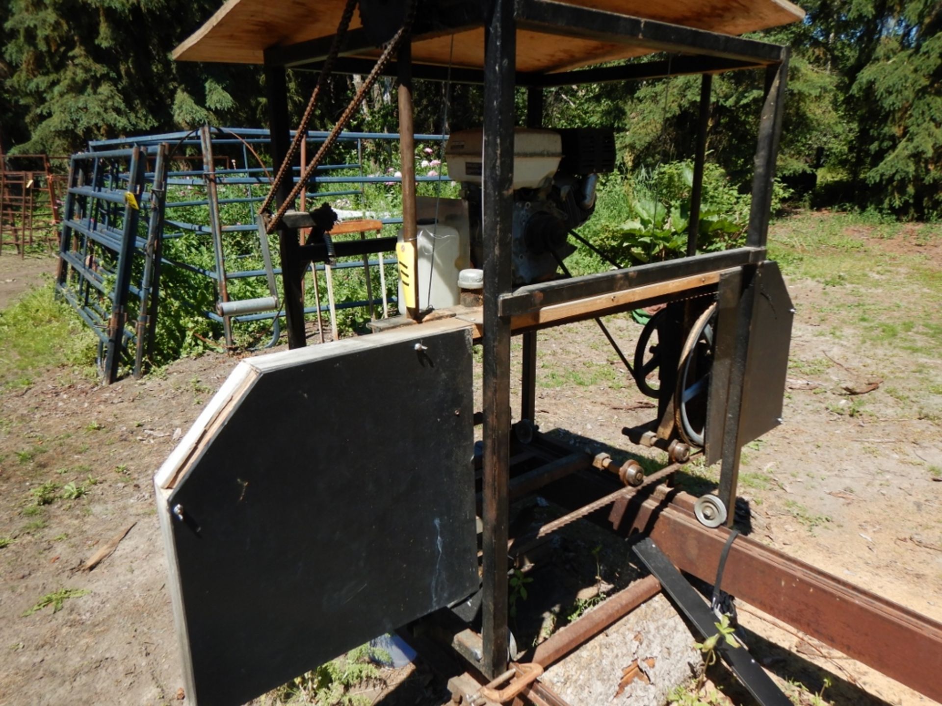 BAND SAW SAW MILL W/ 32.5 INCH X 20 CARRIAGE W/ HONDA 9 HP ENGINE - Image 2 of 8