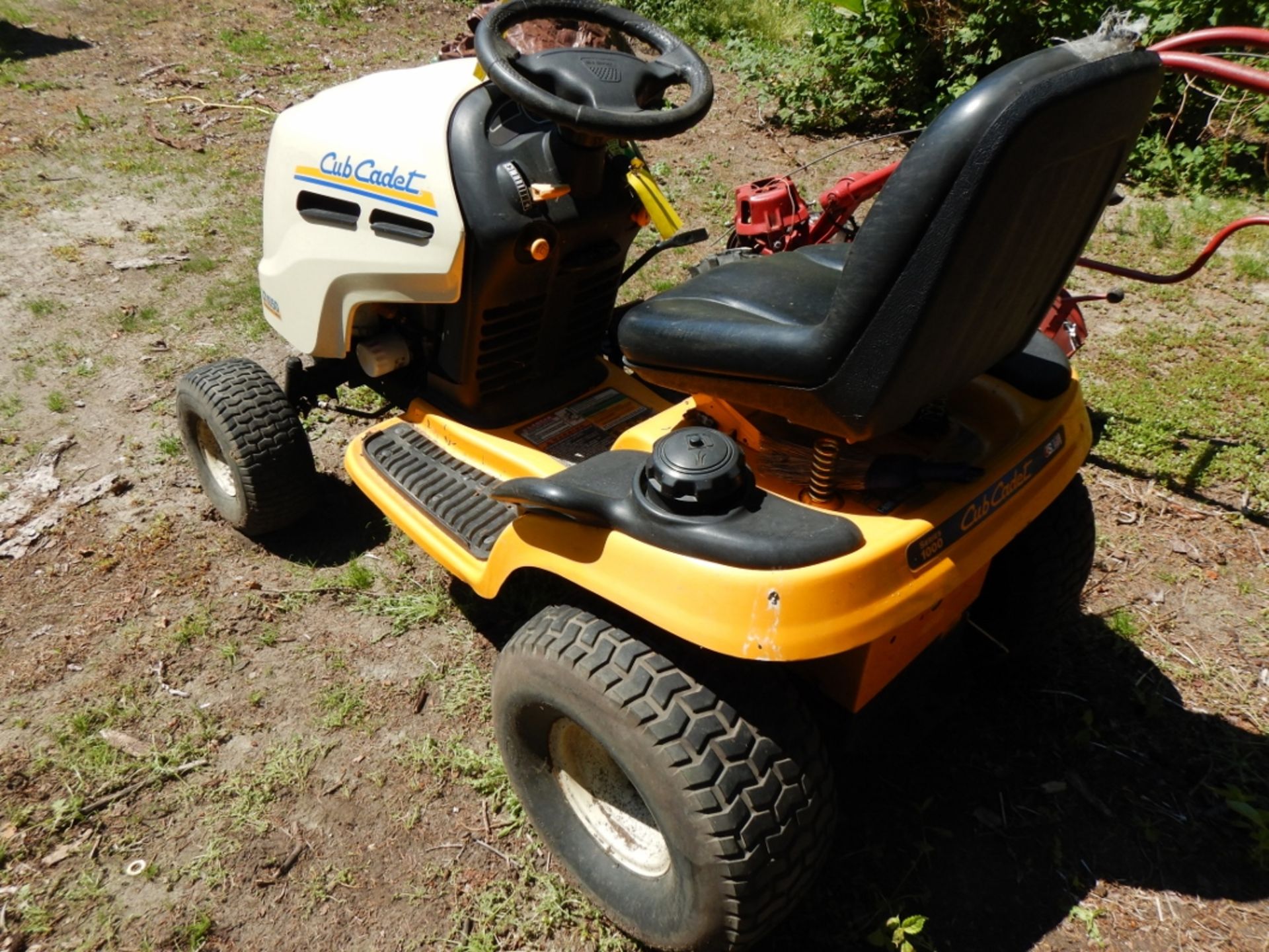 CUB CADET LT1050 HYDROSTATIC LAWN TRACTOR W/23 HP KOLHER ENGINE S/N 1B236H202278 (NO MOWER DECK) - Image 5 of 5