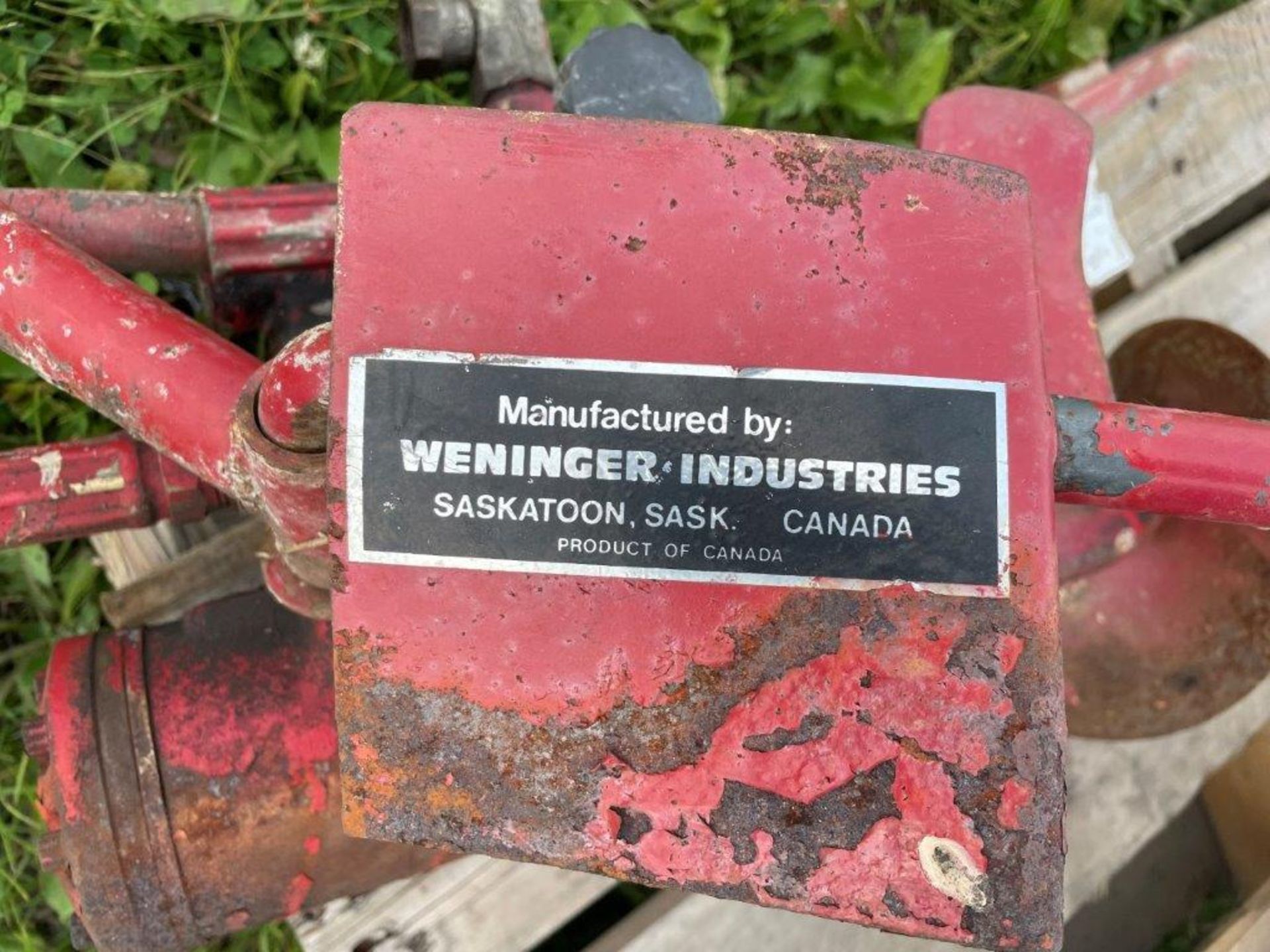 WENINGER INDUSTRIES HYD. BIN SWEEP (NEEDS SOME REPAIR) - Located at Montgomery Auction Services - Image 3 of 3