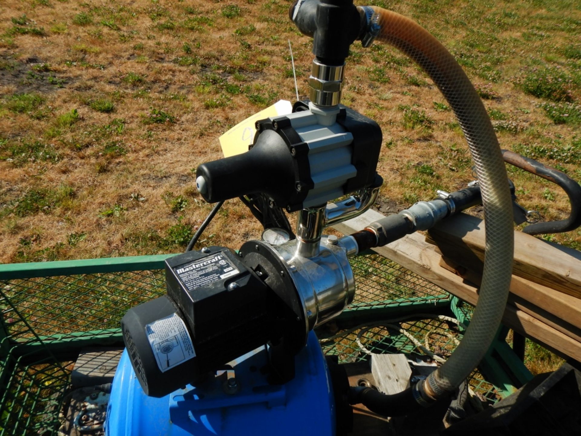 FLOTEC 15GAL FP7100H-08 SHALLOW WELL JET PUMP W/ DISCHARGE HOSE AND GARDEN HOSE - Image 5 of 6