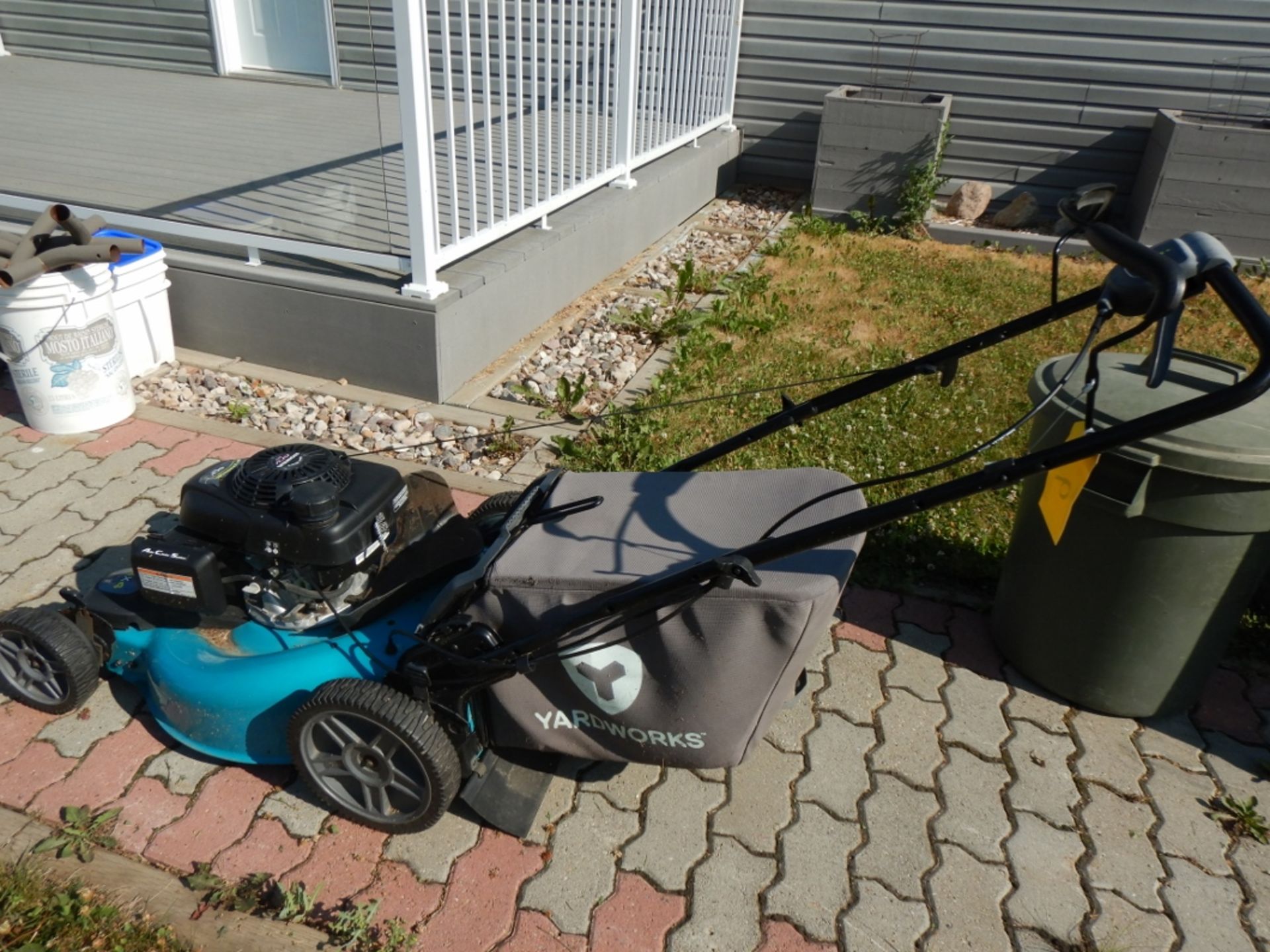 YARDWORK'S SP 4X4 GAS PUSH TYPE MOWER - 22IN W/ BAGGER, HONDA 160 ENGINE MOD. 96148005900, S/N