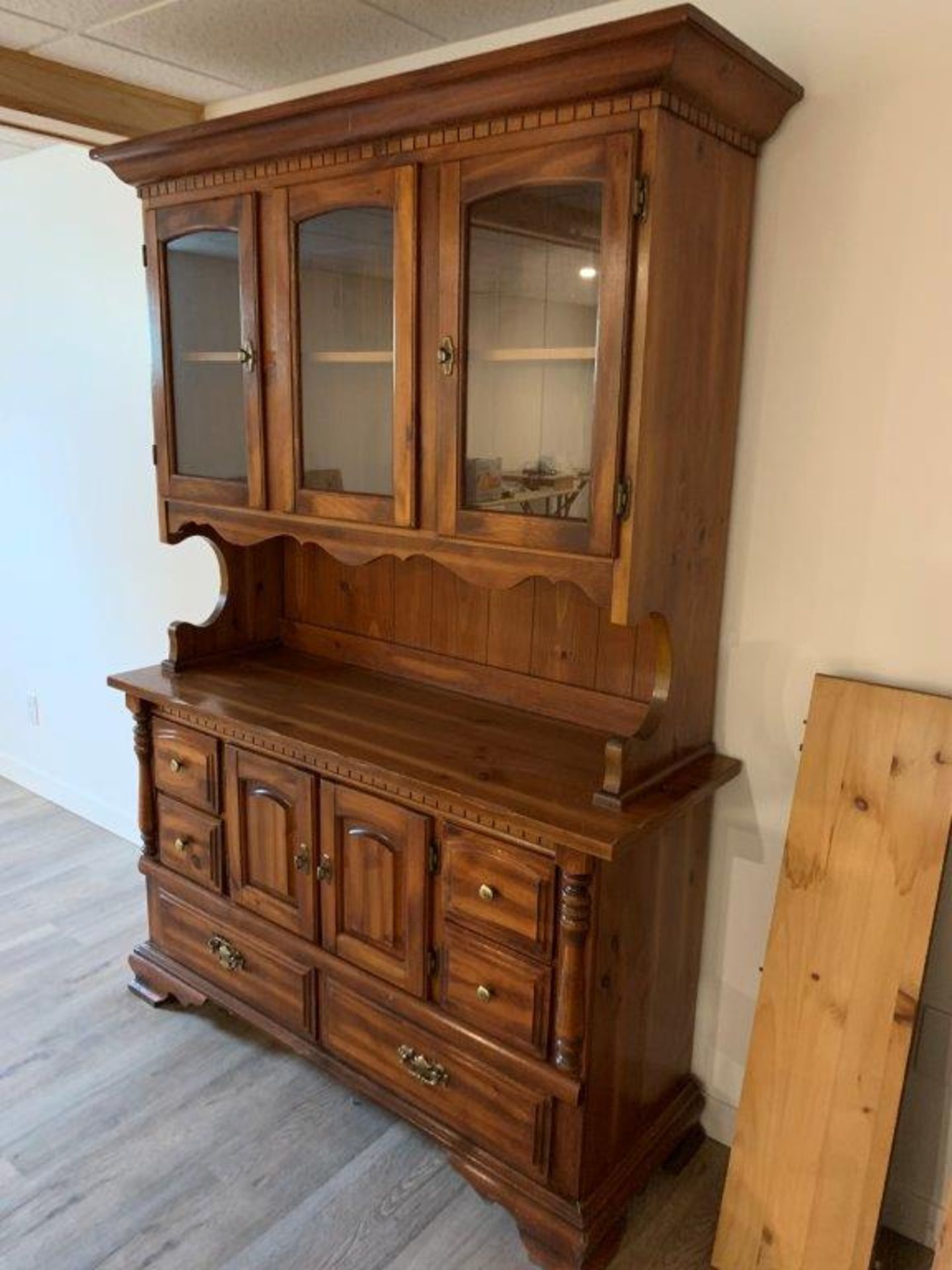 SOLID WOOD 42IN DIA., TABLE WITH 2-LEAVES AND 6-WOODEN CHAIRS TO MATCH, CHINA CABINET - Image 5 of 5