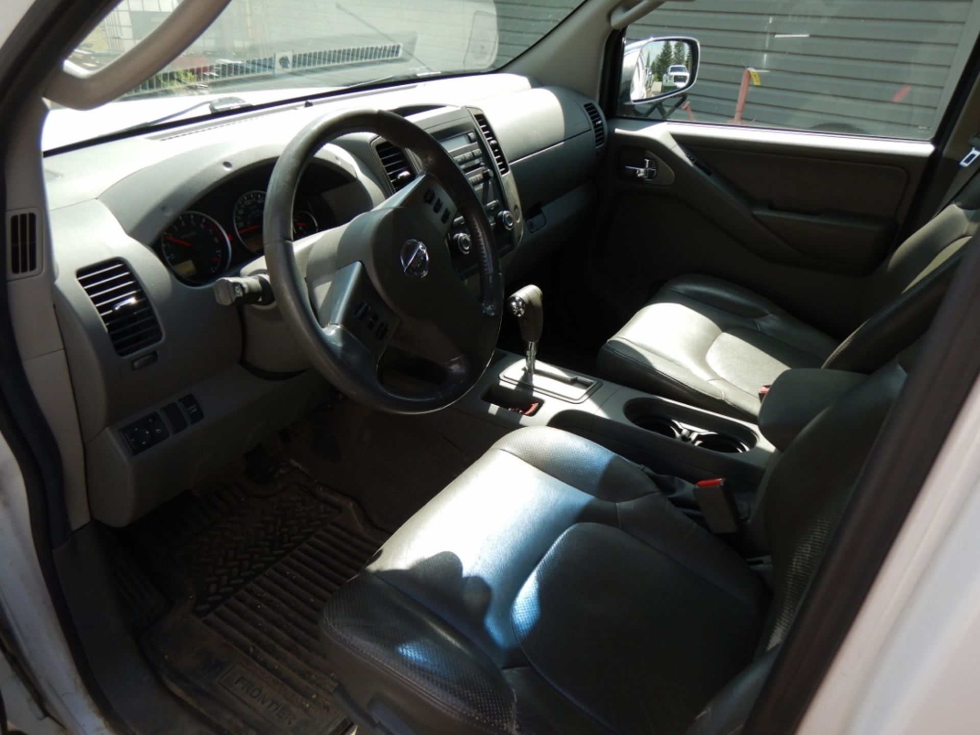 2009 NISSAN FRONTIER LE 4X4 CREW CAB TRUCK W/ AC, LEATHER, HEATED SEATS, ROOF RACK, LEER CANOPY, - Image 6 of 14