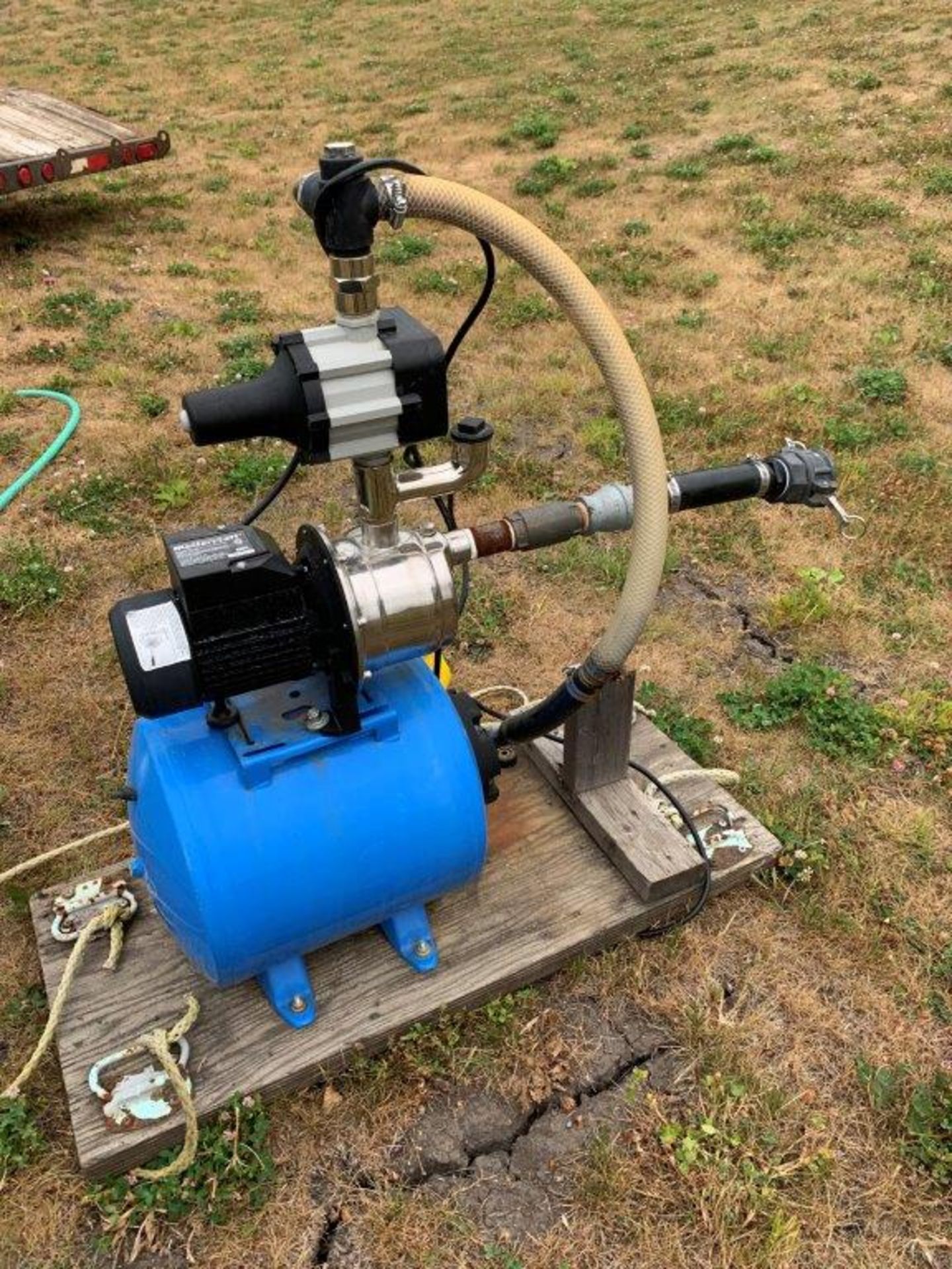 FLOTEC 15GAL FP7100H-08 SHALLOW WELL JET PUMP W/ DISCHARGE HOSE AND GARDEN HOSE - Image 2 of 6