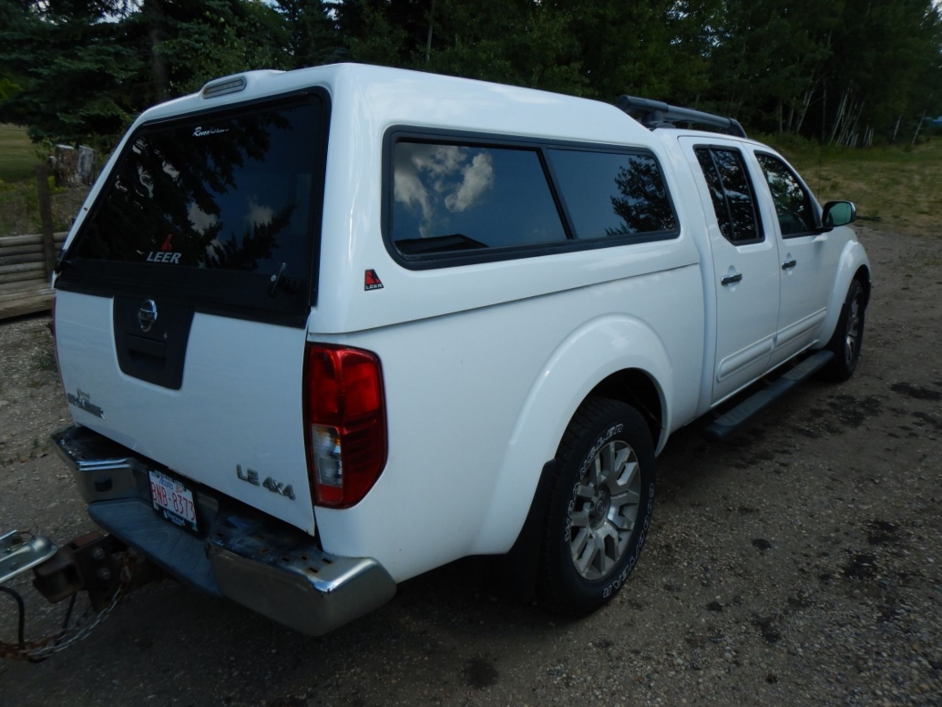 2009 NISSAN FRONTIER LE 4X4 CREW CAB TRUCK W/ AC, LEATHER, HEATED SEATS, ROOF RACK, LEER CANOPY, - Image 4 of 14