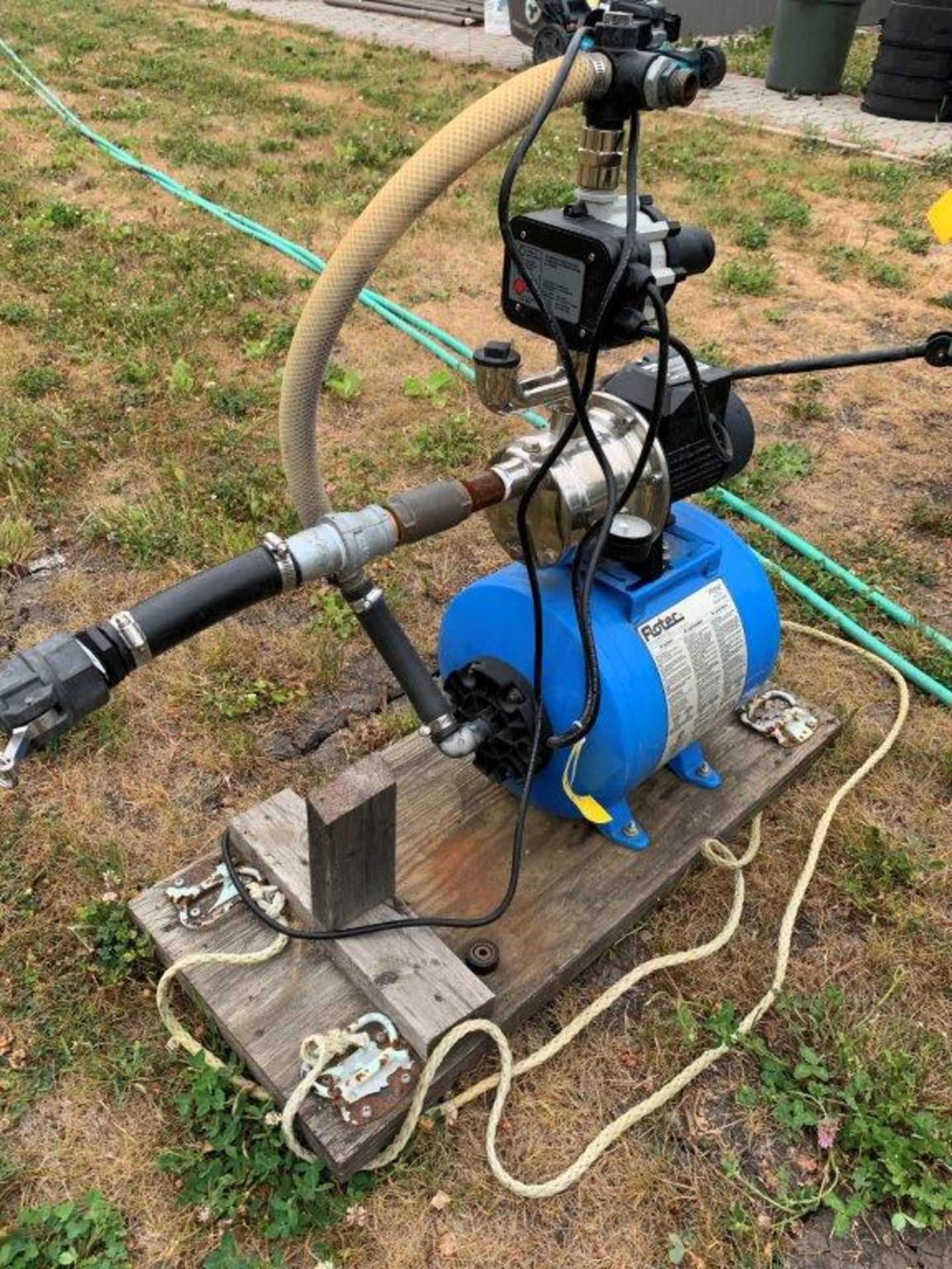 FLOTEC 15GAL FP7100H-08 SHALLOW WELL JET PUMP W/ DISCHARGE HOSE AND GARDEN HOSE