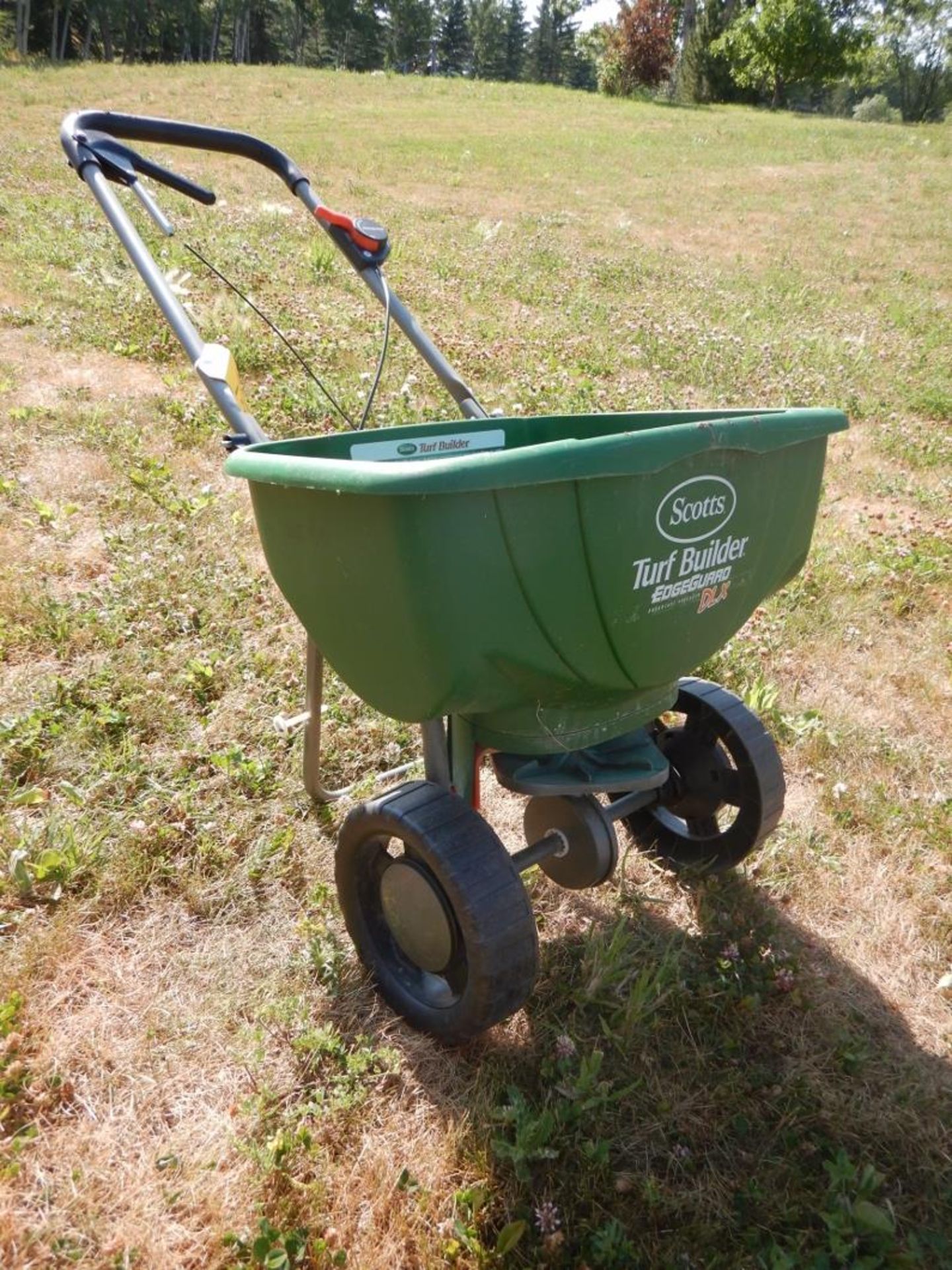 SCOTTS TURF BUILDERS PUSH TYPE BROADCAST SPREADER