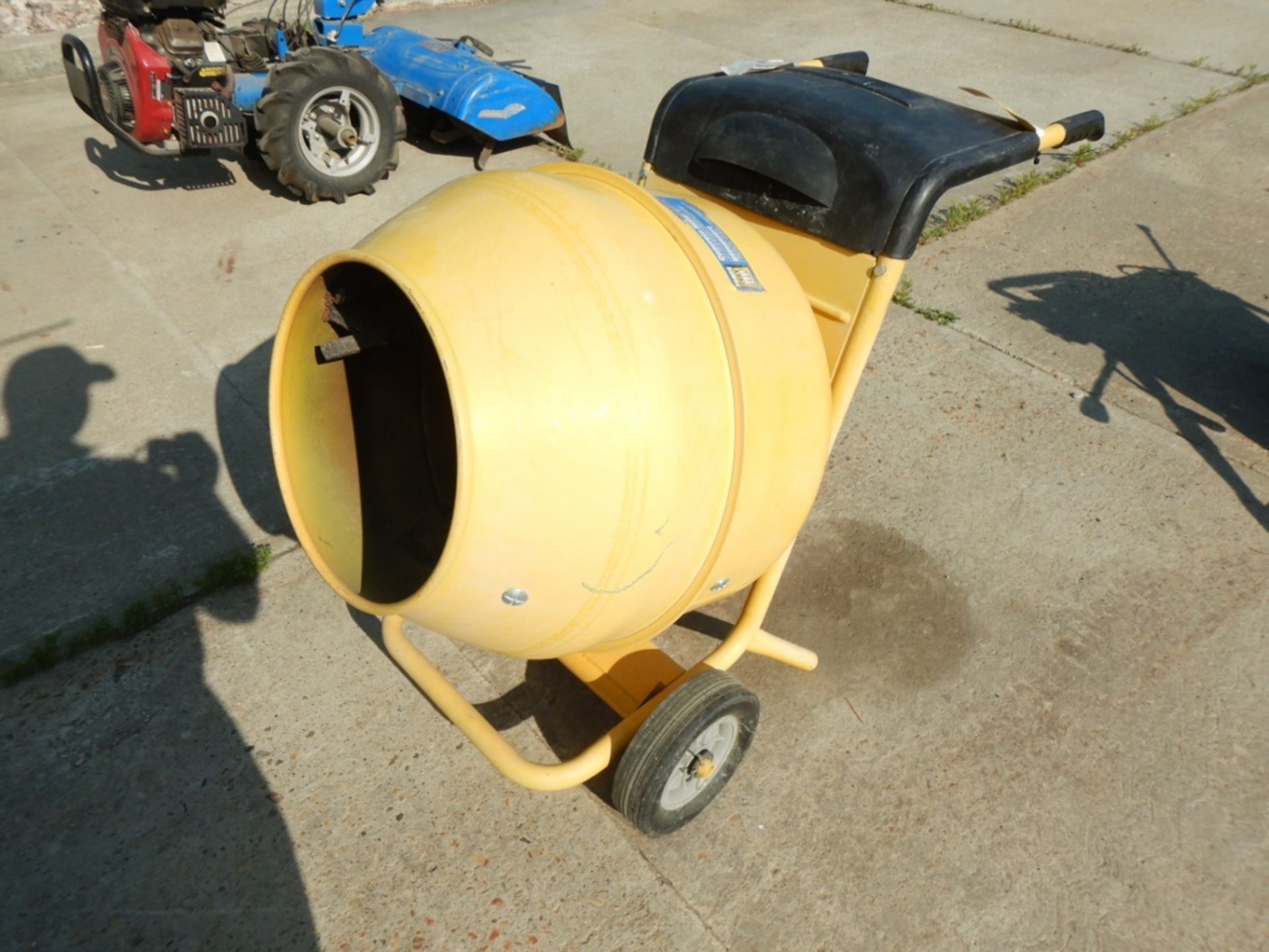 POWERFIST CONCRETE MIXER 2.5HP GAS ENGINE 2.5CU.FT CAPACITY (125KG) W/ WHEEL KIT, PEDESTAL, AND - Image 4 of 8