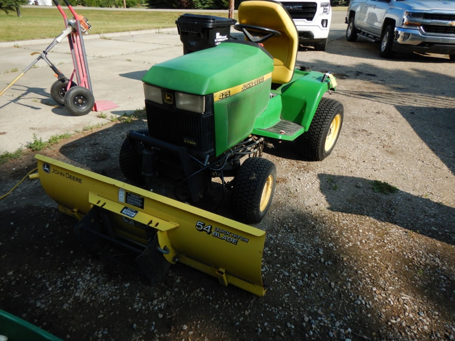 2002 JOHN DEERE 425 20HP GARDEN TRACTOR W/ ALL WHEEL STEERING, WATER COOLED, 1138 HR. SHOWING, - Image 3 of 13