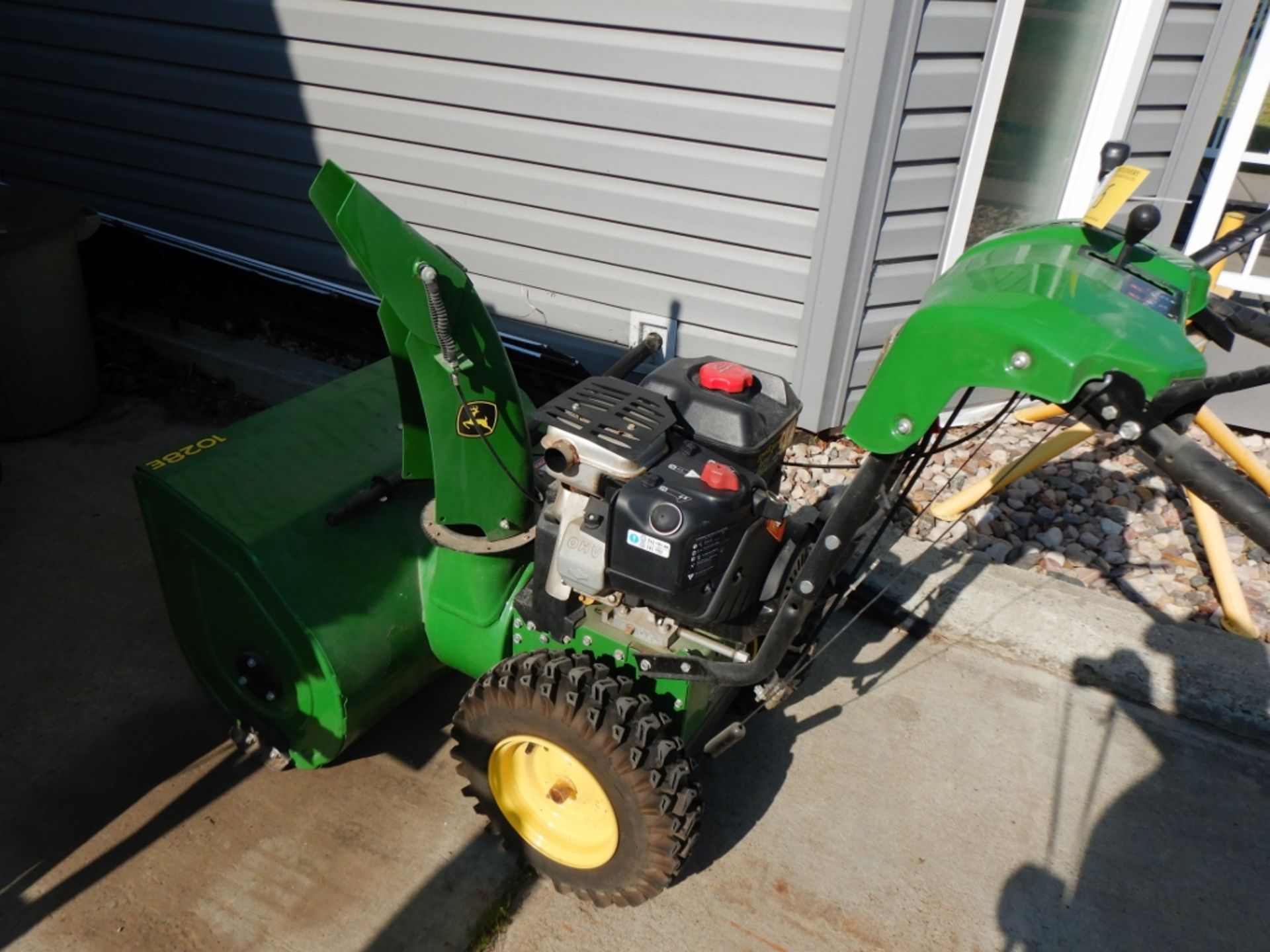 JOHN DEERE 1028E 2-STAGE SNOW BLOWER 305CC W/ ELECTRIC START, S/N 1LM1028EVAB025715 - Image 3 of 7