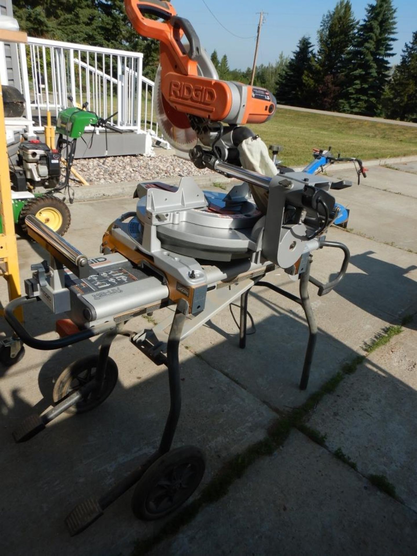 RIDGID 12IN SLIDING COMPOUND MITRE SAW W/ MSUV SAW STAND, MOD. MS1290L21, S/N U073052605 - Image 4 of 4