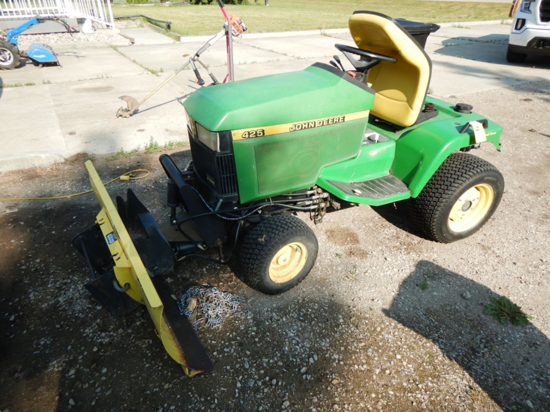 2002 JOHN DEERE 425 20HP GARDEN TRACTOR W/ ALL WHEEL STEERING, WATER COOLED, 1138 HR. SHOWING, - Image 2 of 13