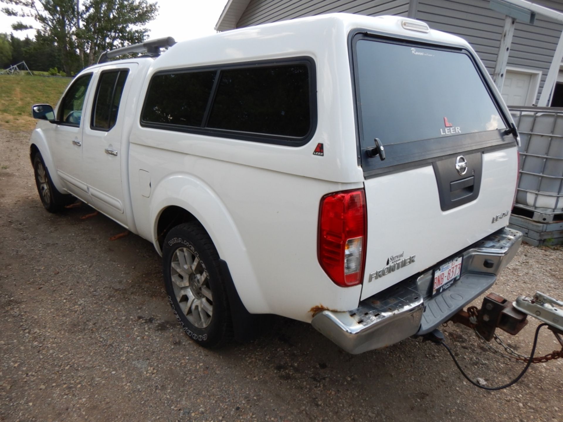 2009 NISSAN FRONTIER LE 4X4 CREW CAB TRUCK W/ AC, LEATHER, HEATED SEATS, ROOF RACK, LEER CANOPY, - Image 3 of 14