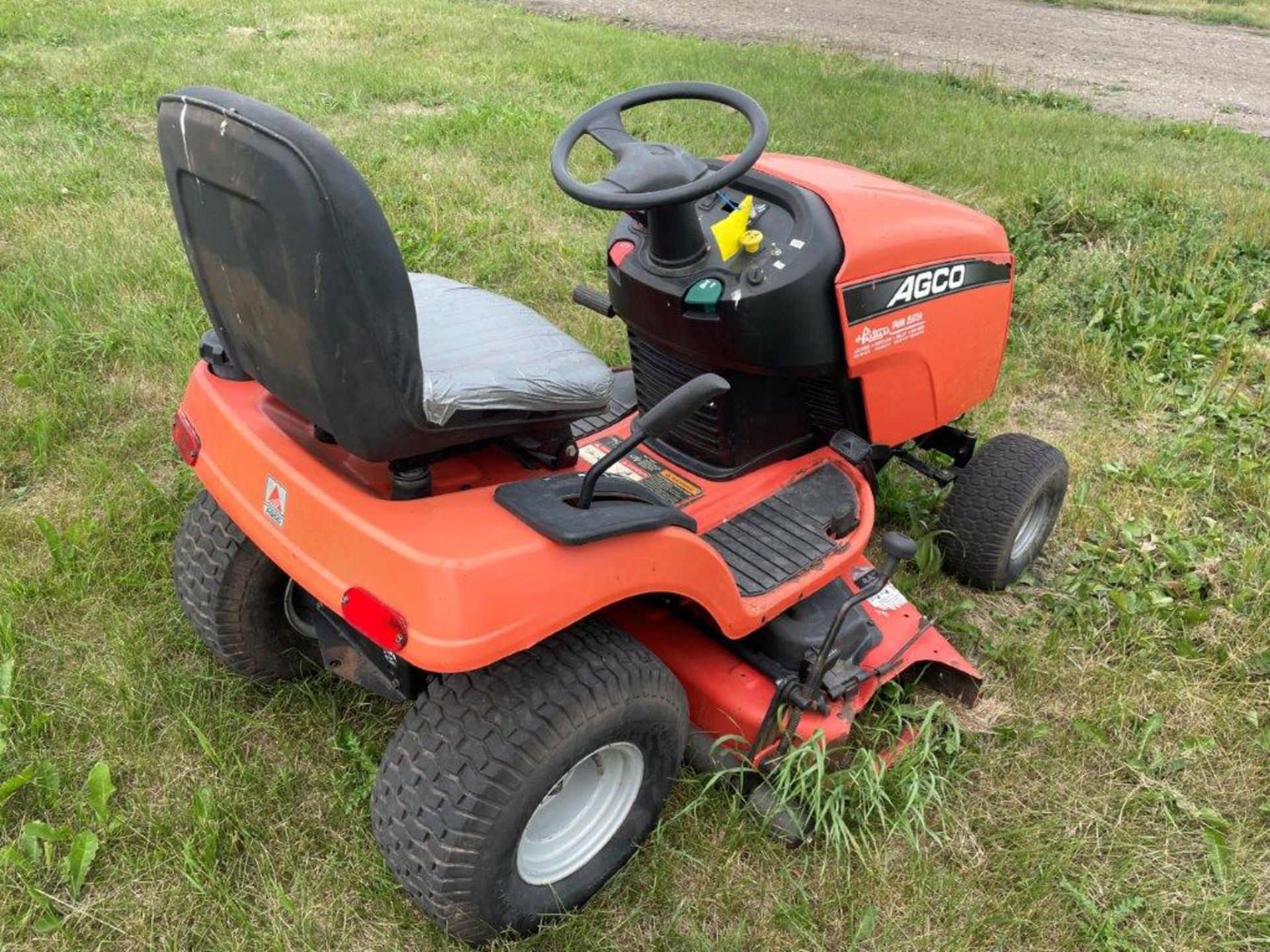 AGCO RIDE ON LAWN MOWER W/ 44IN MOWER DECK, 20HP BRIGGS & STRATTON ENGINE S/N - Image 4 of 6