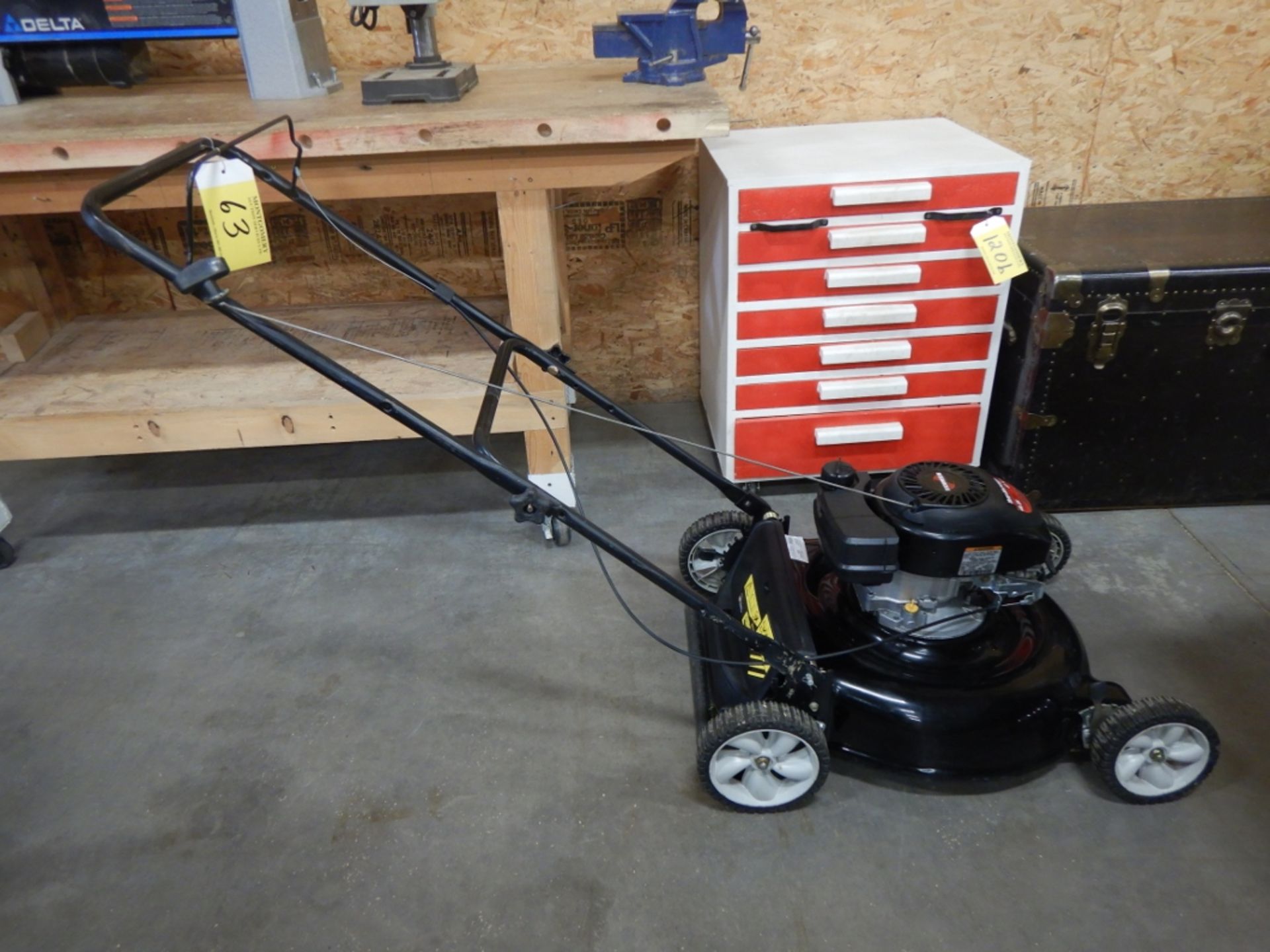 YARD MACHINES 4.5HP PUSH TYPE LAWN MOWER 21IN CUT - RUNNING