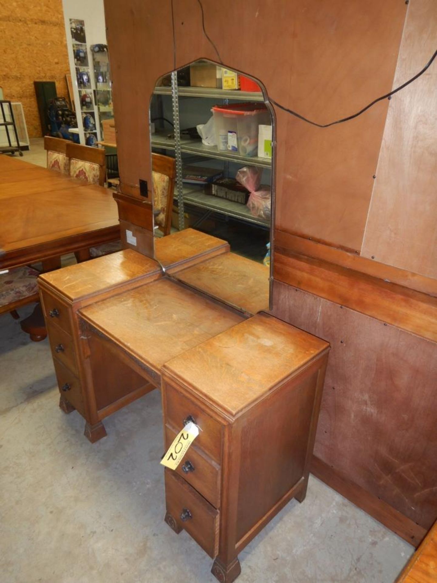 VINTAGE OAK LADIES DRESSING TABLE W/MIRROR