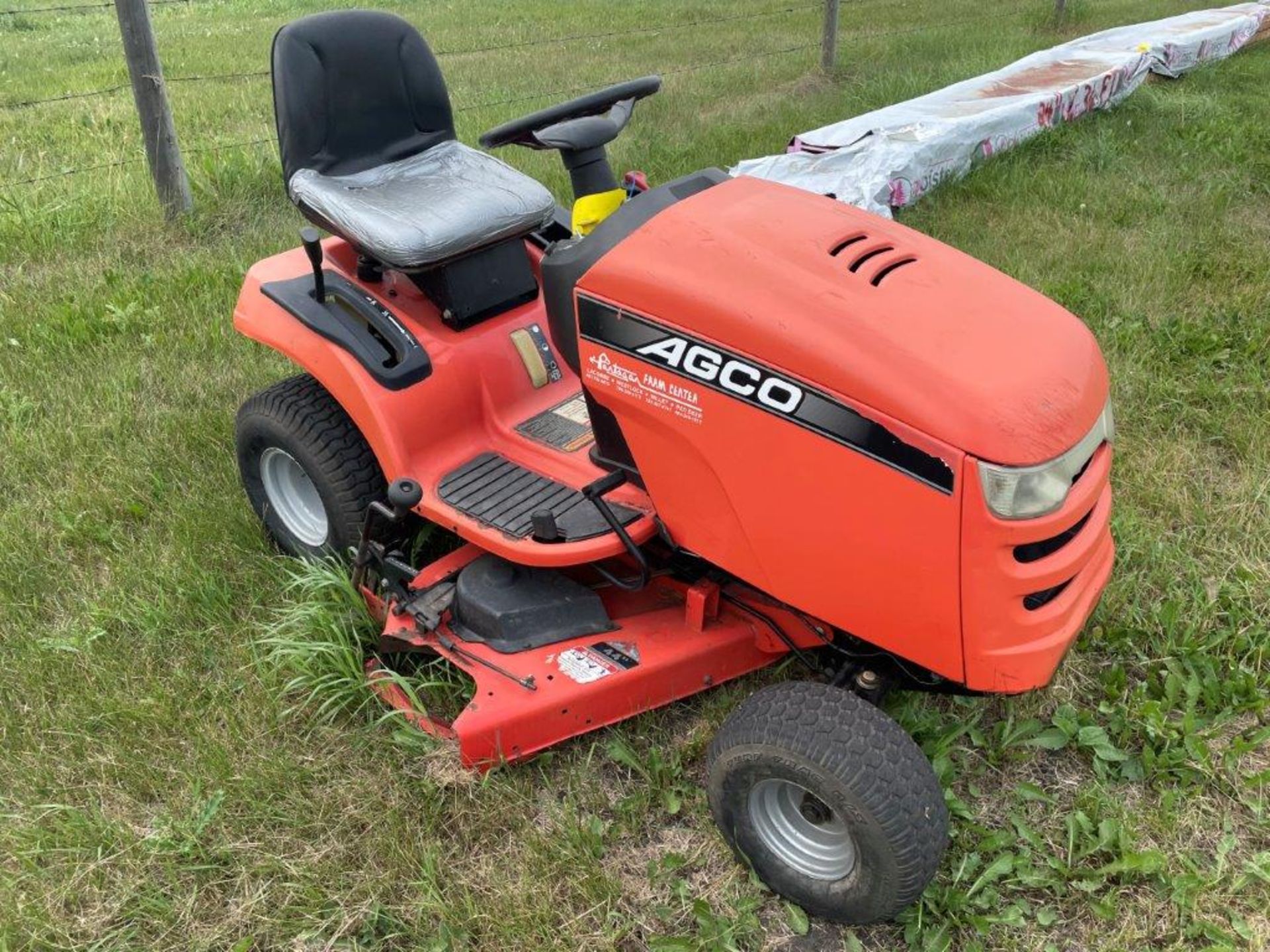 AGCO RIDE ON LAWN MOWER W/ 44IN MOWER DECK, 20HP BRIGGS & STRATTON ENGINE S/N