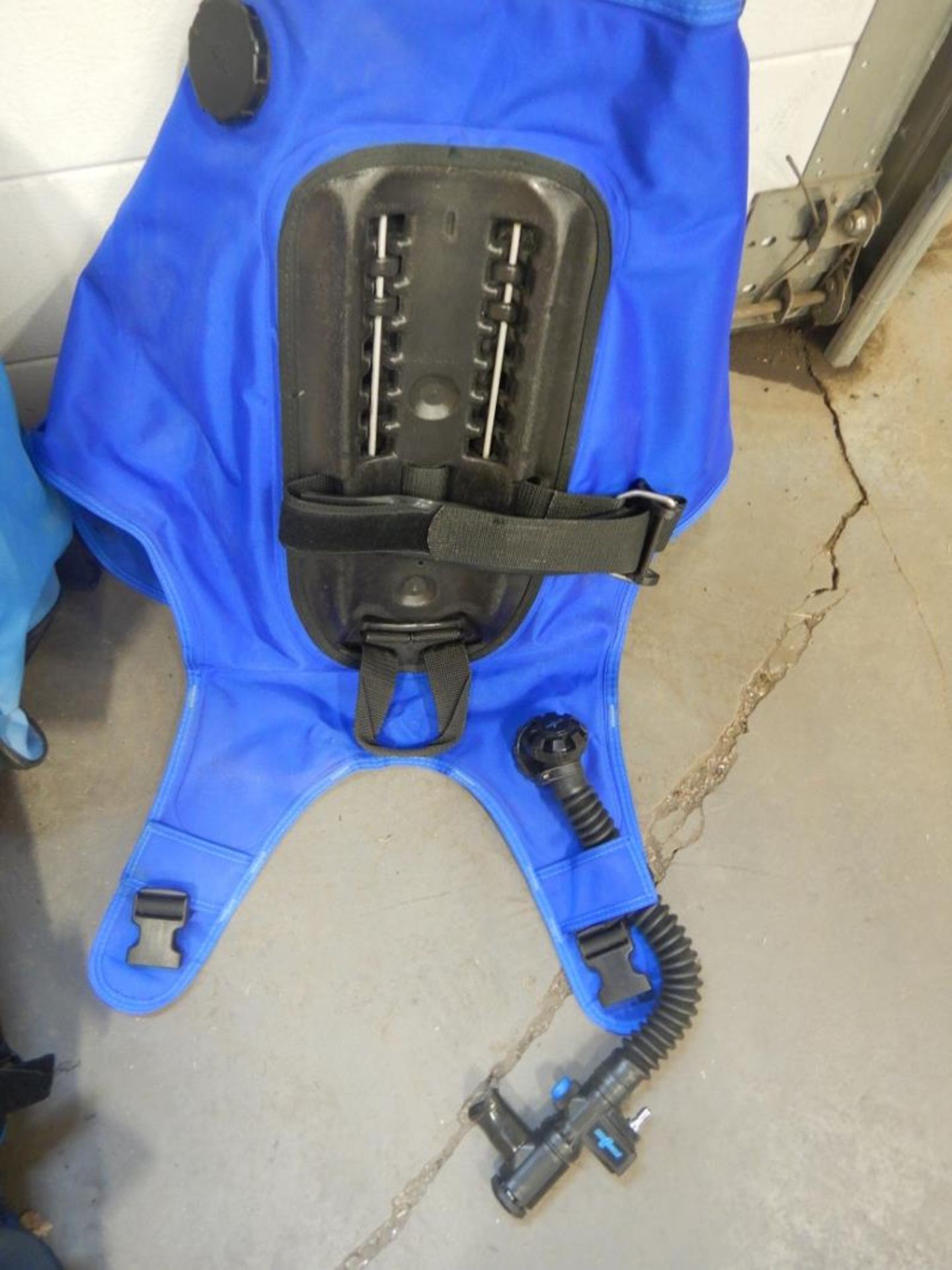 BUOYANCY COMPENSATOR FOR SCUBA TANK - Image 8 of 10