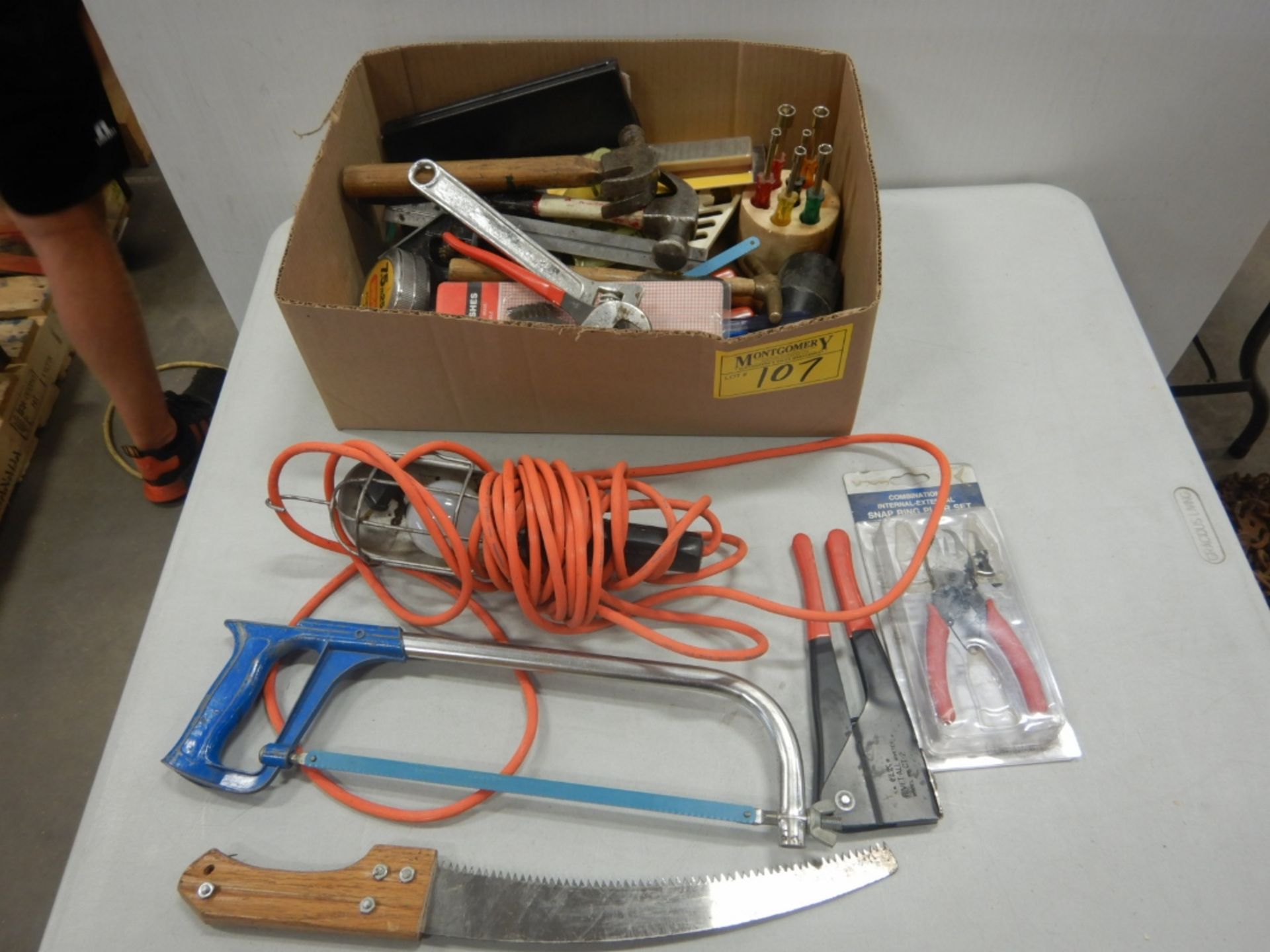 L/O ASSORTED HAND TOOLS, HACK SAW, TROUBLE LIGHT, HAMMERS, ETC.