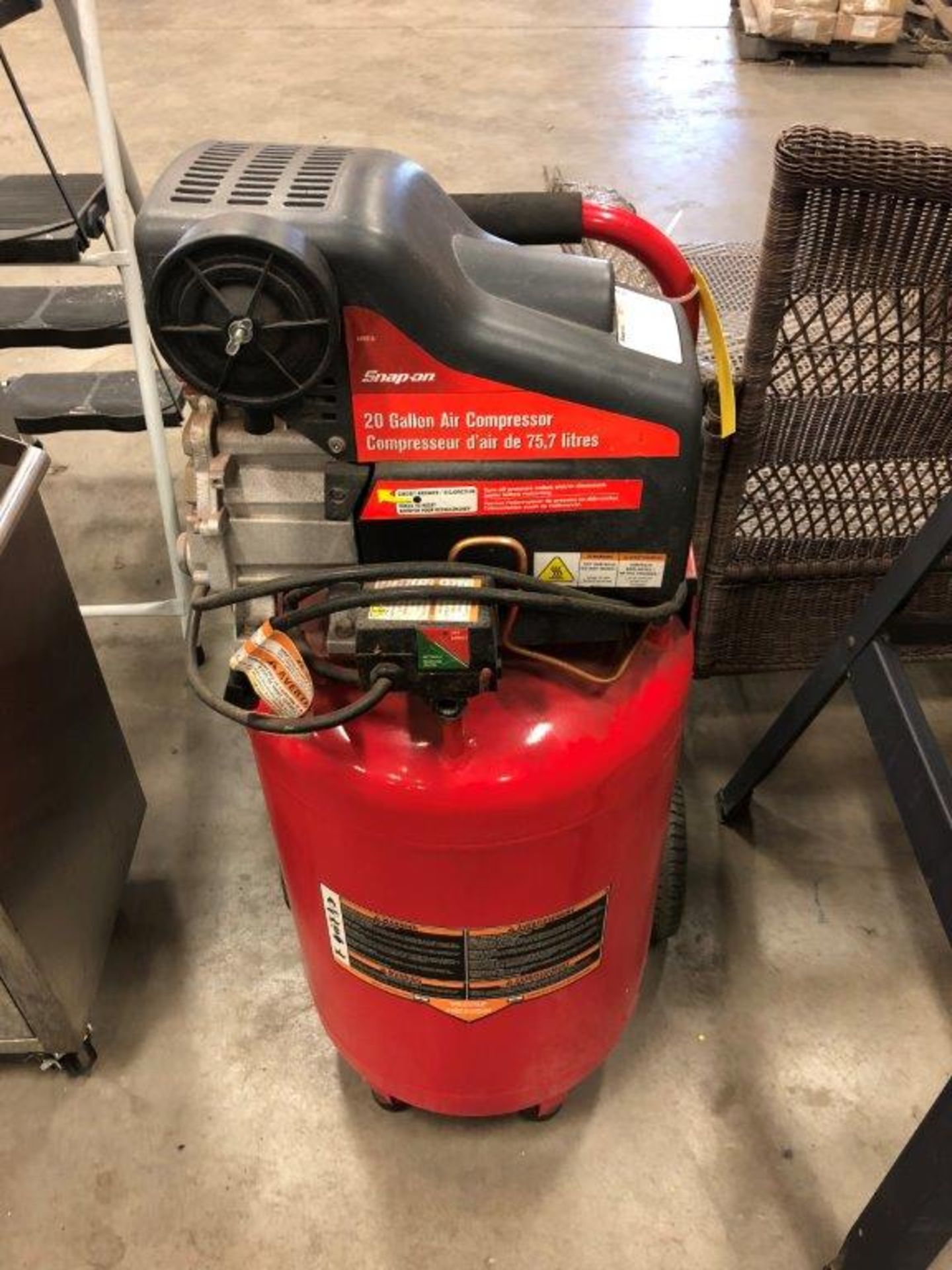 SNAP-ON 20 GAL. PEDESTAL ELECTRIC AIR COMPRESSOR