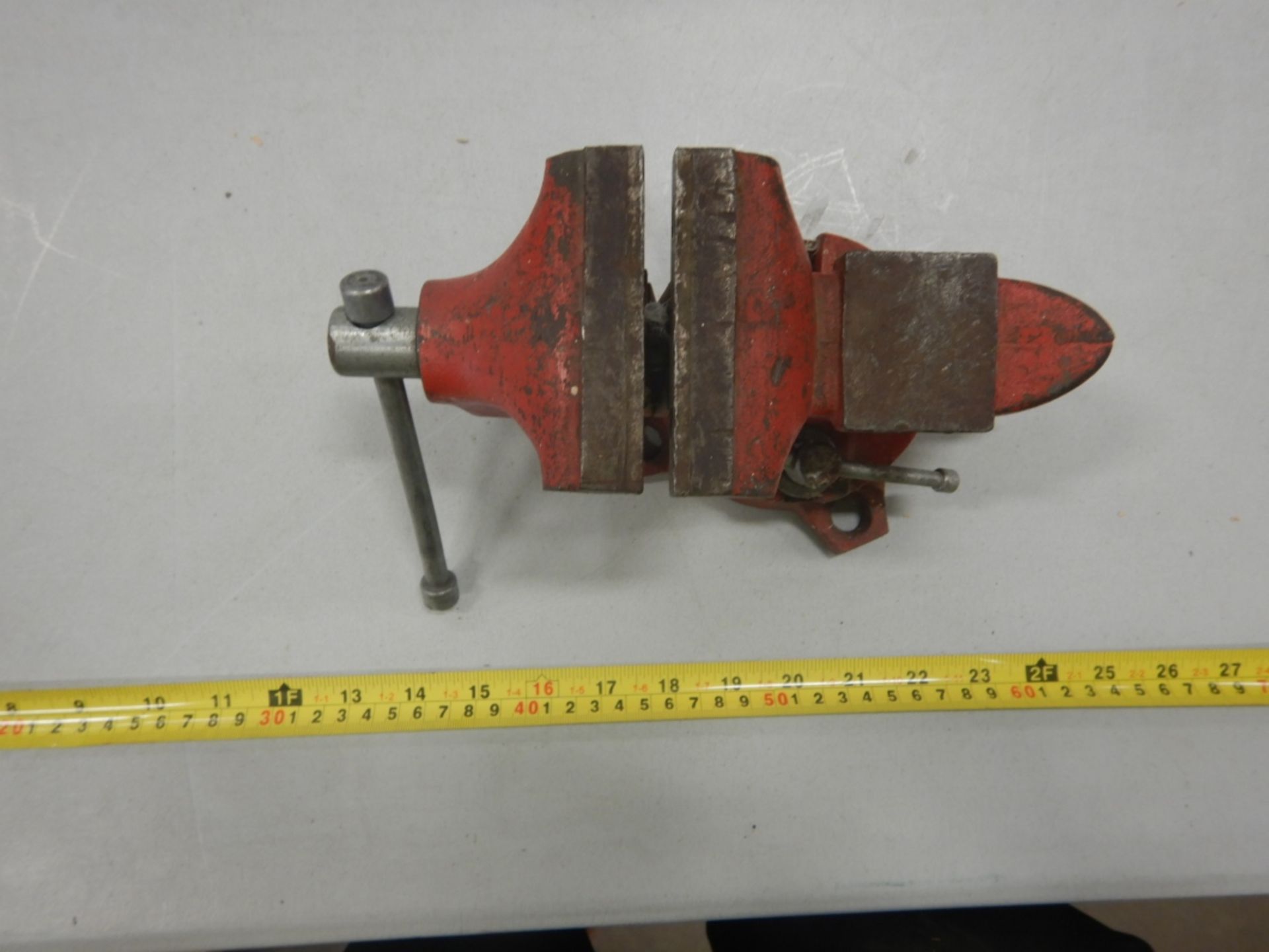 L/O ADJUSTIBLE BENCH VISE, 24IN MAGNETIC TOOL HOLDER, TIRE PUMP, ETC. - Image 4 of 5