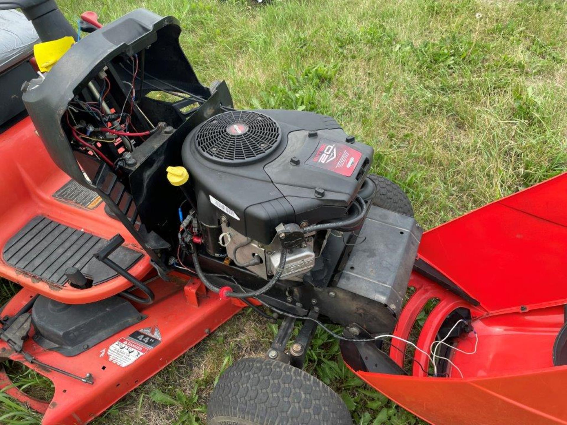 AGCO RIDE ON LAWN MOWER W/ 44IN MOWER DECK, 20HP BRIGGS & STRATTON ENGINE S/N - Image 6 of 6