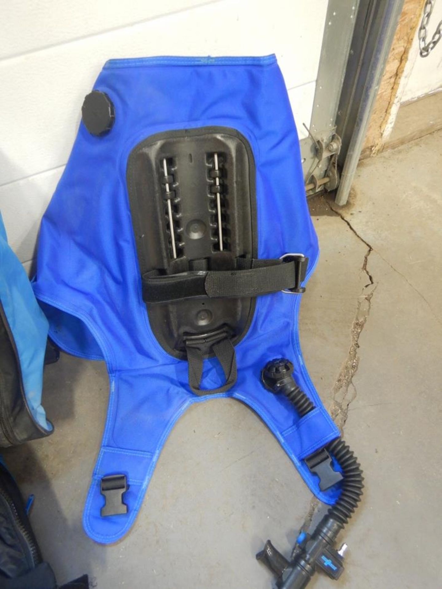 BUOYANCY COMPENSATOR FOR SCUBA TANK - Image 5 of 10