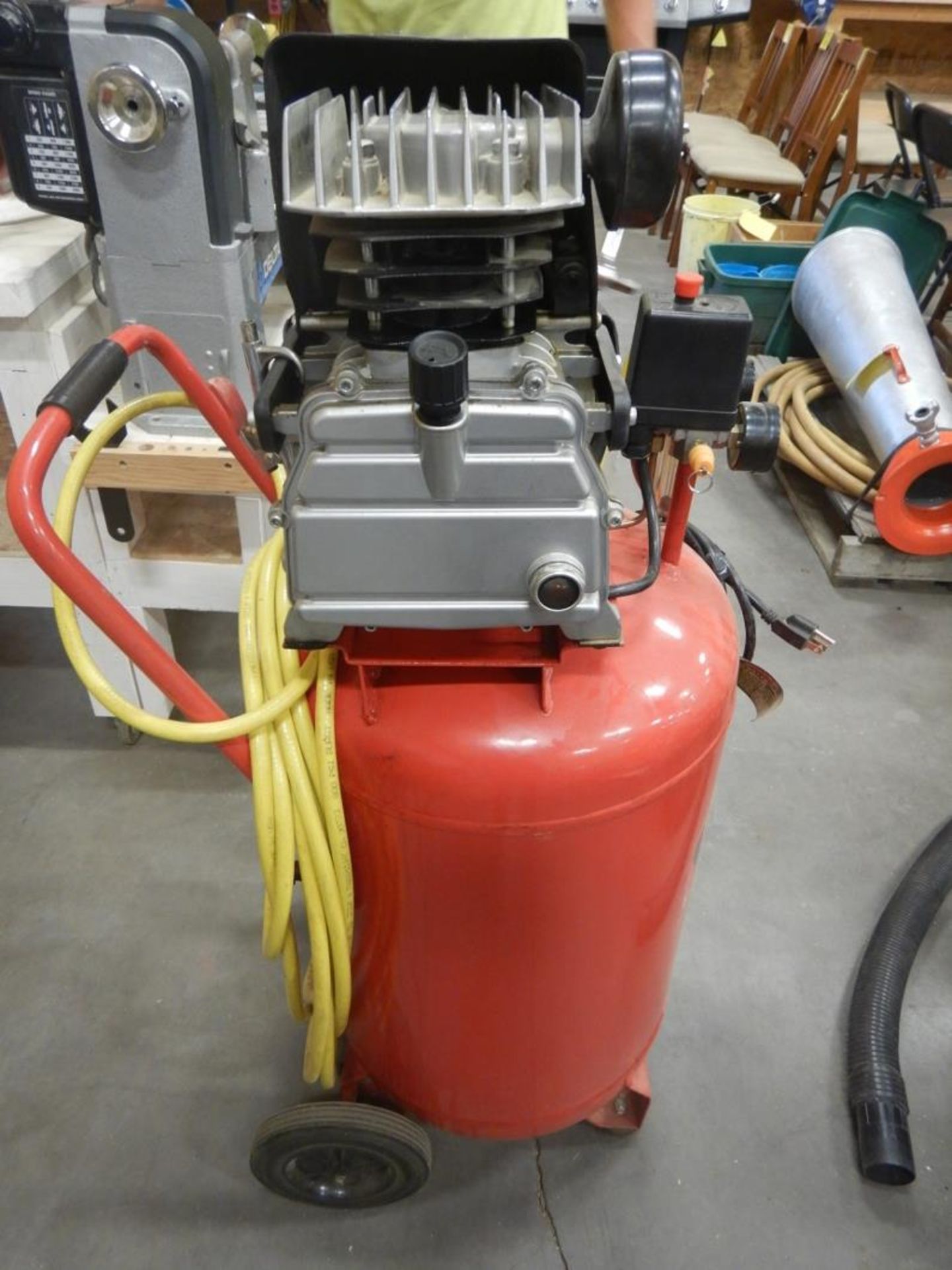 KING CANADA PERFORMANCE PLUS UPRIGHT 5HP AIR COMPRESSOR W/ HOSE - Image 6 of 8