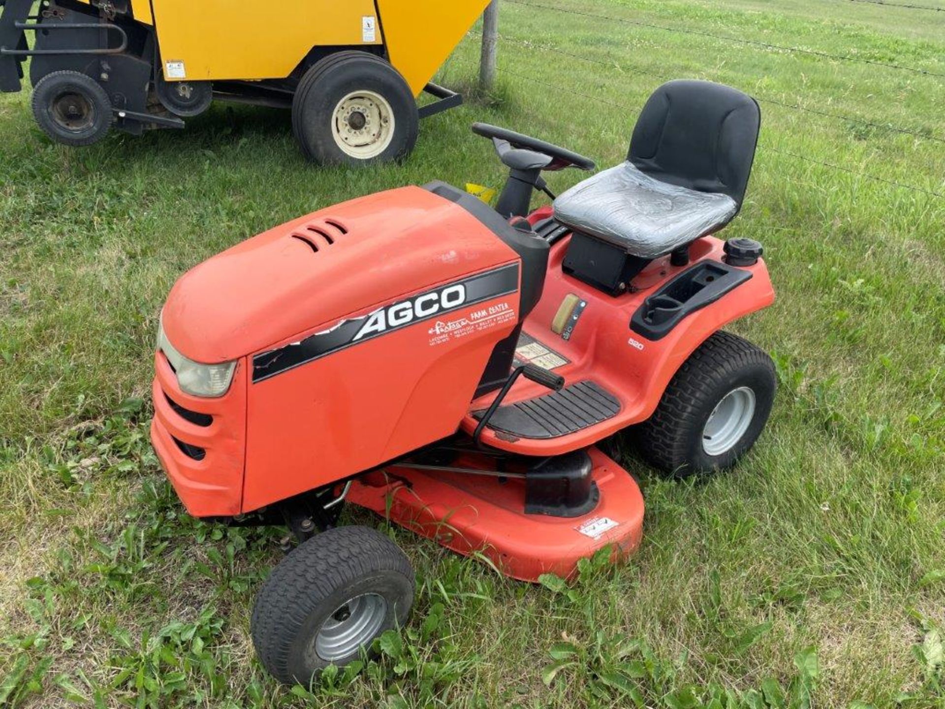 AGCO RIDE ON LAWN MOWER W/ 44IN MOWER DECK, 20HP BRIGGS & STRATTON ENGINE S/N - Image 2 of 6