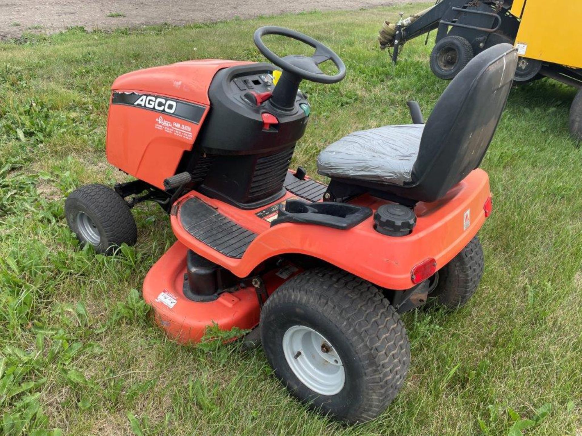 AGCO RIDE ON LAWN MOWER W/ 44IN MOWER DECK, 20HP BRIGGS & STRATTON ENGINE S/N - Image 3 of 6