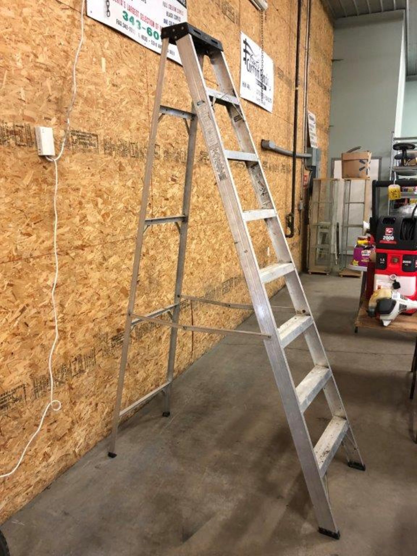 FEATHERLITE 8 FT STEP LADDER - Image 2 of 2