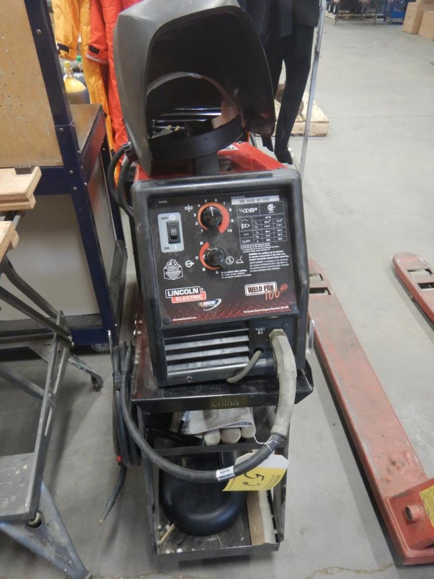 LINCOLN ELECTRIC WELD PAK 100HD MIG WELDER ON CART W/ 2-MASKS