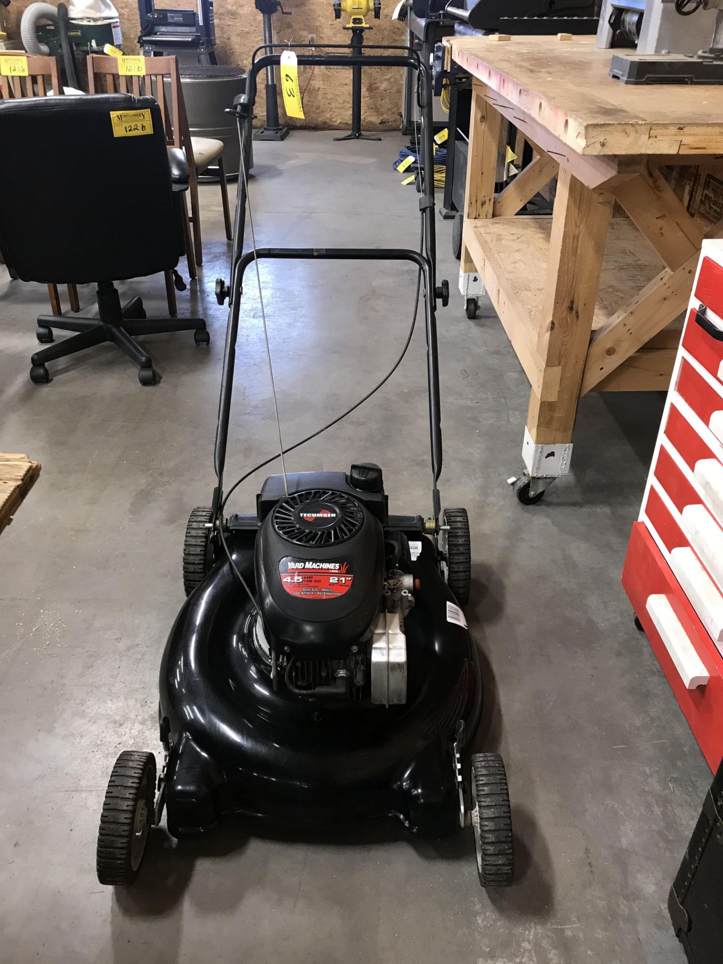 YARD MACHINES 4.5HP PUSH TYPE LAWN MOWER 21IN CUT - RUNNING - Image 2 of 3