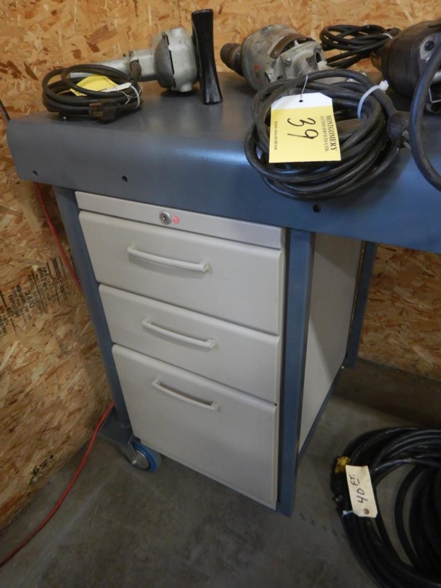 STEEL WELDING TABLE 24IN X 96IN W/ 6IN BENCH VISE, POWER AND AIR OUTLETS, HOSES, POWER CORDS - Image 5 of 7