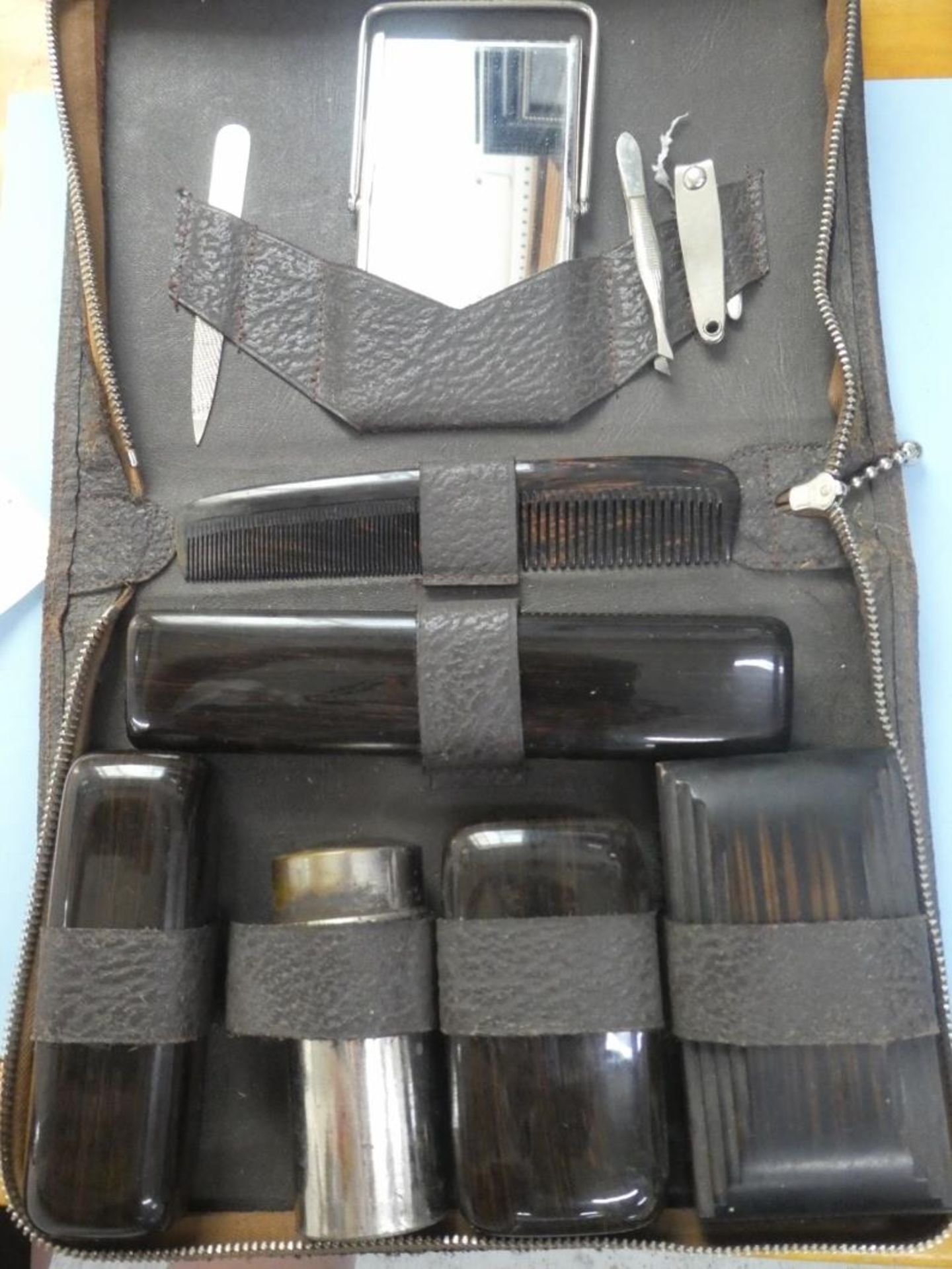 MEN'S TRAVEL KIT IN LEATHER CASE - Image 2 of 2