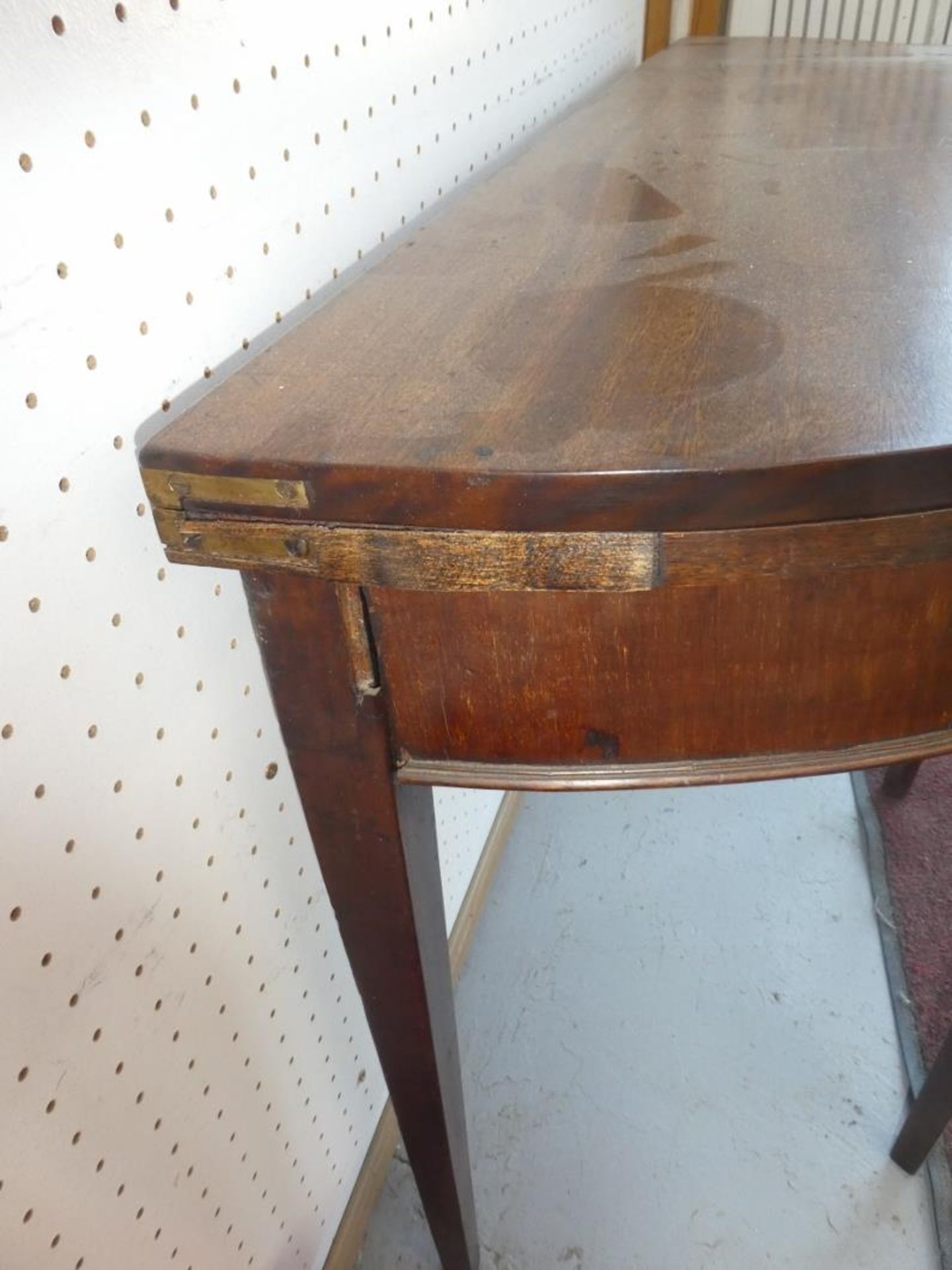 MAHOGANY ROUND GATE LEG TABLE CA. 1860 34"DIA 29"H - Image 6 of 7