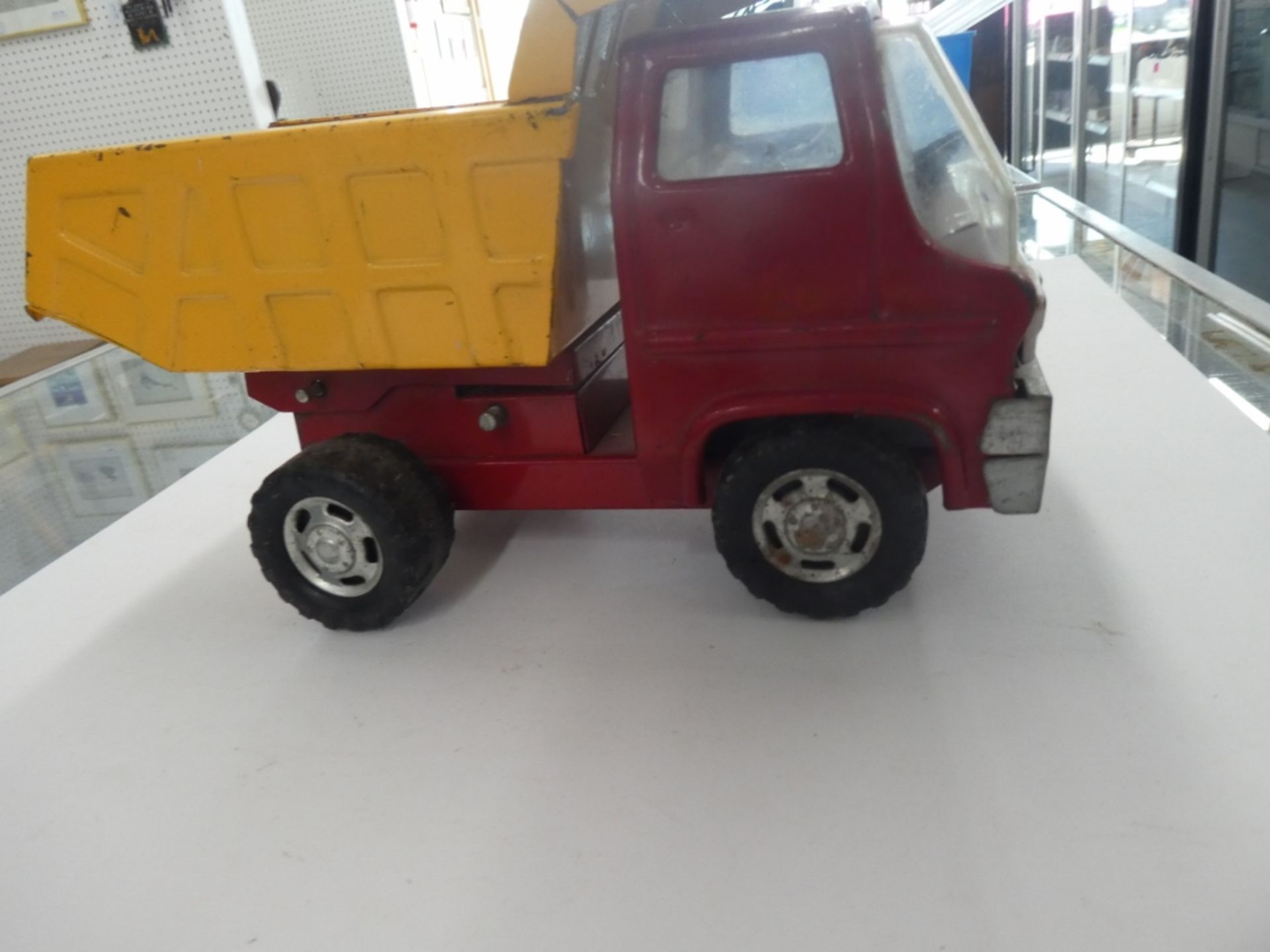 VINTAGE METAL DUMP TRUCK (AS FOUND), TONKA CAR & MARX DUMP TRUCK - Image 6 of 6