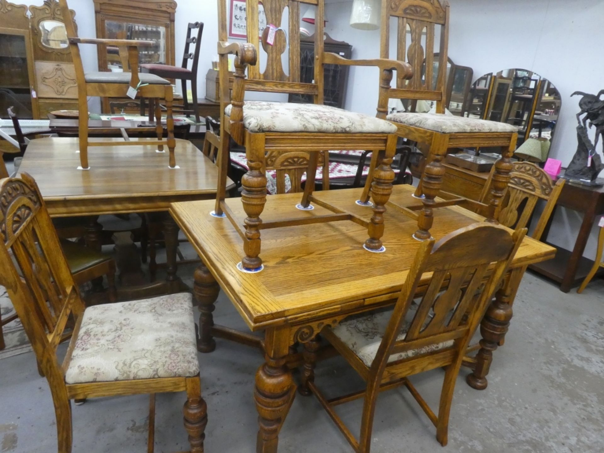 OAK TABLE & 6 CHAIRS 30"H 56"W 38"D EXTENDS TO 86"W