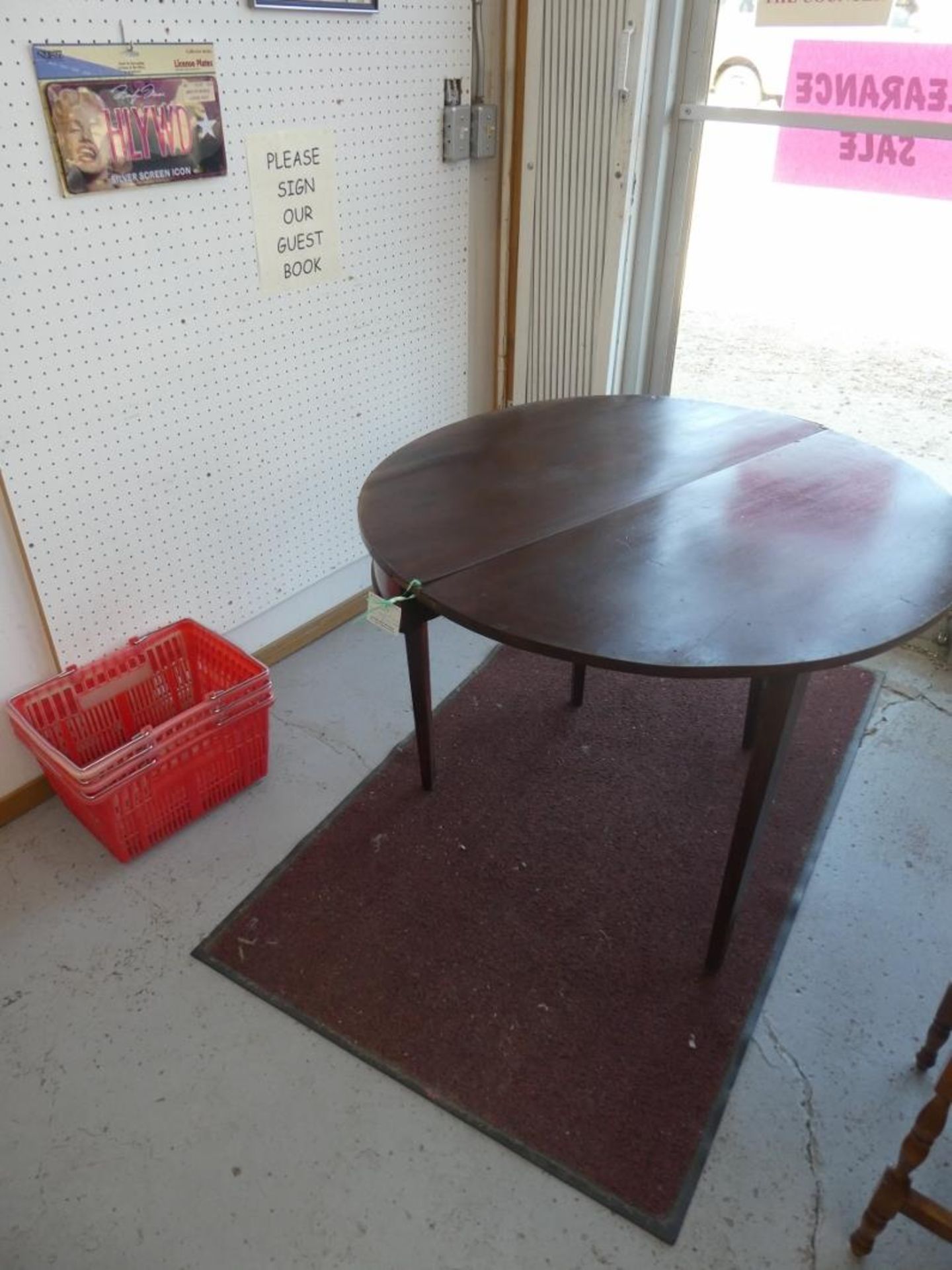 MAHOGANY ROUND GATE LEG TABLE CA. 1860 34"DIA 29"H - Image 5 of 7