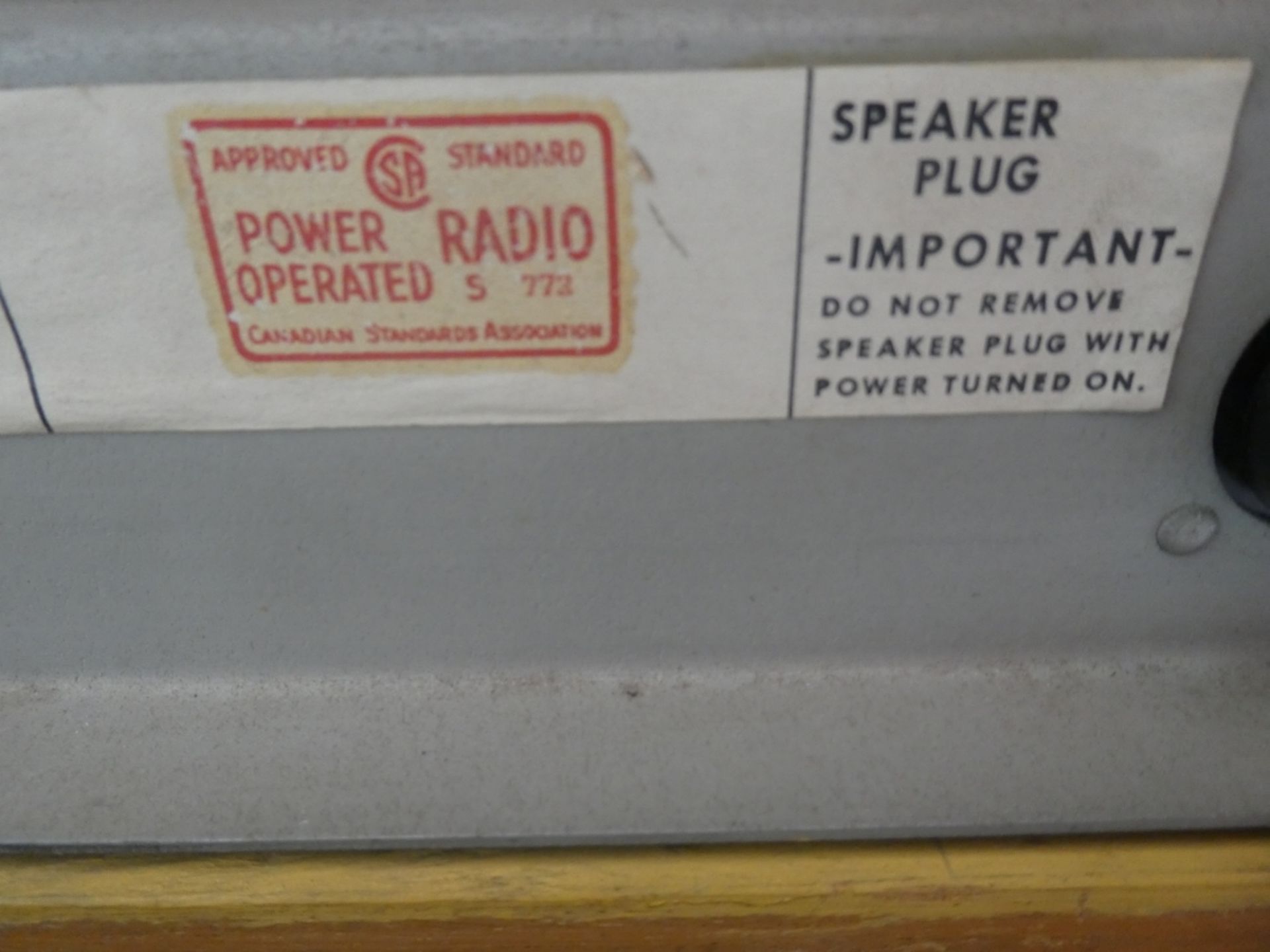 WESTINGHOUSE RADIO RECORD PLAYER (RADIO WORKS, TURNTABLE TURNS BUT NEEDS WORK) 1936 - Image 7 of 9